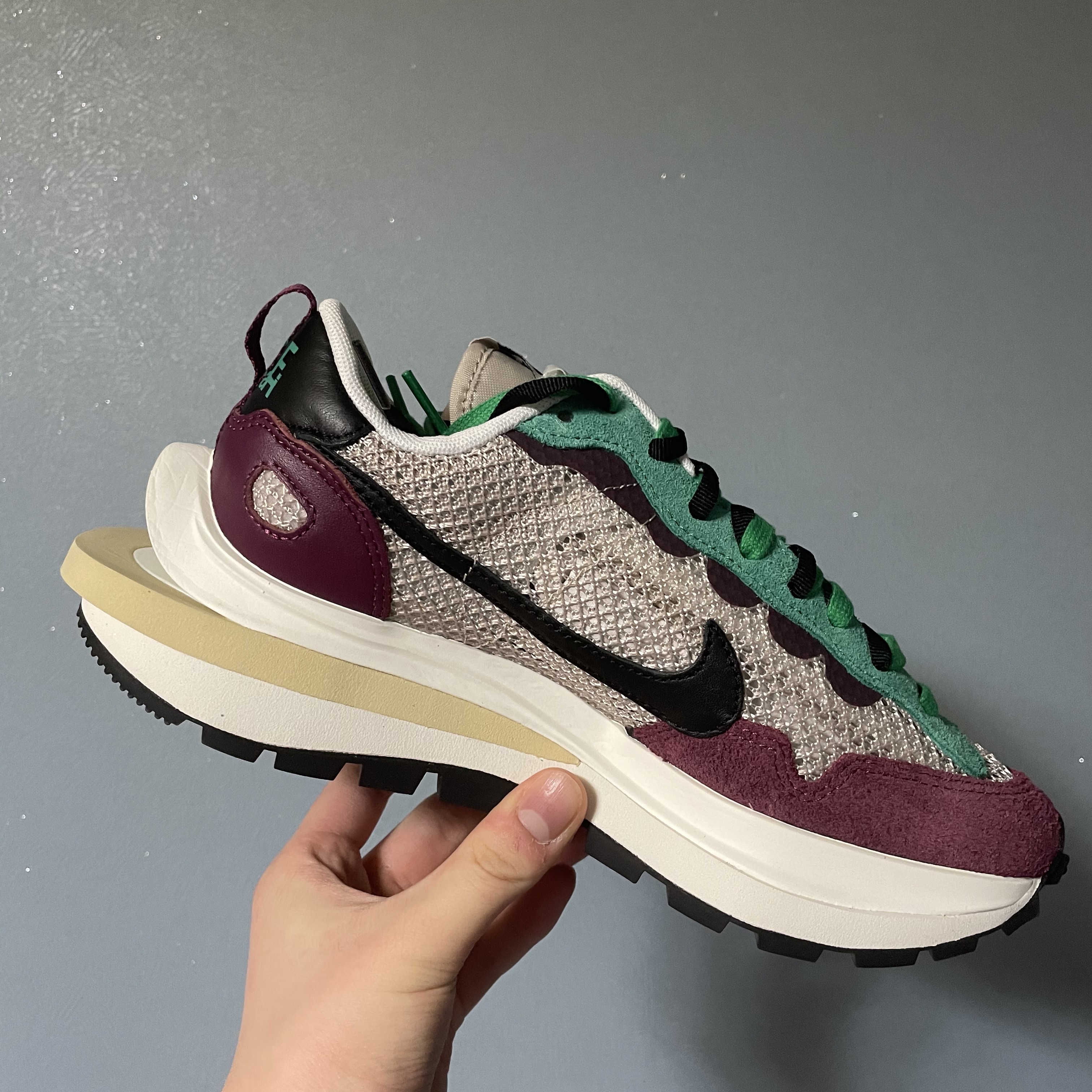Nike x Sacai VaporWaffle String & Black Villain Red 착용 스타일 - 2