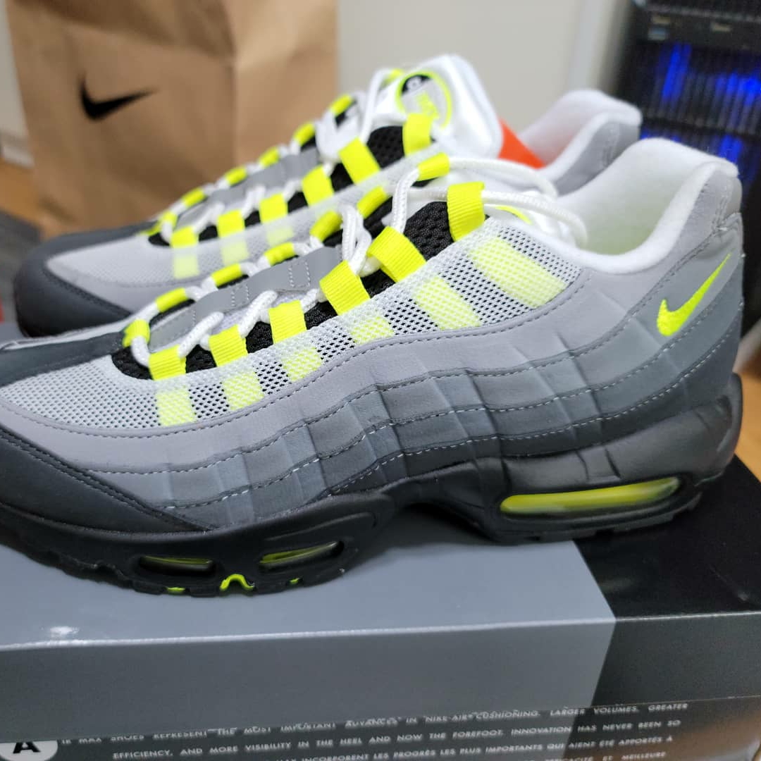 Nike Air Max 95 OG Neon Yellow 2020, Nike x Sacai VaporWaffle String & Black Villain Red 착용 스타일 - 4