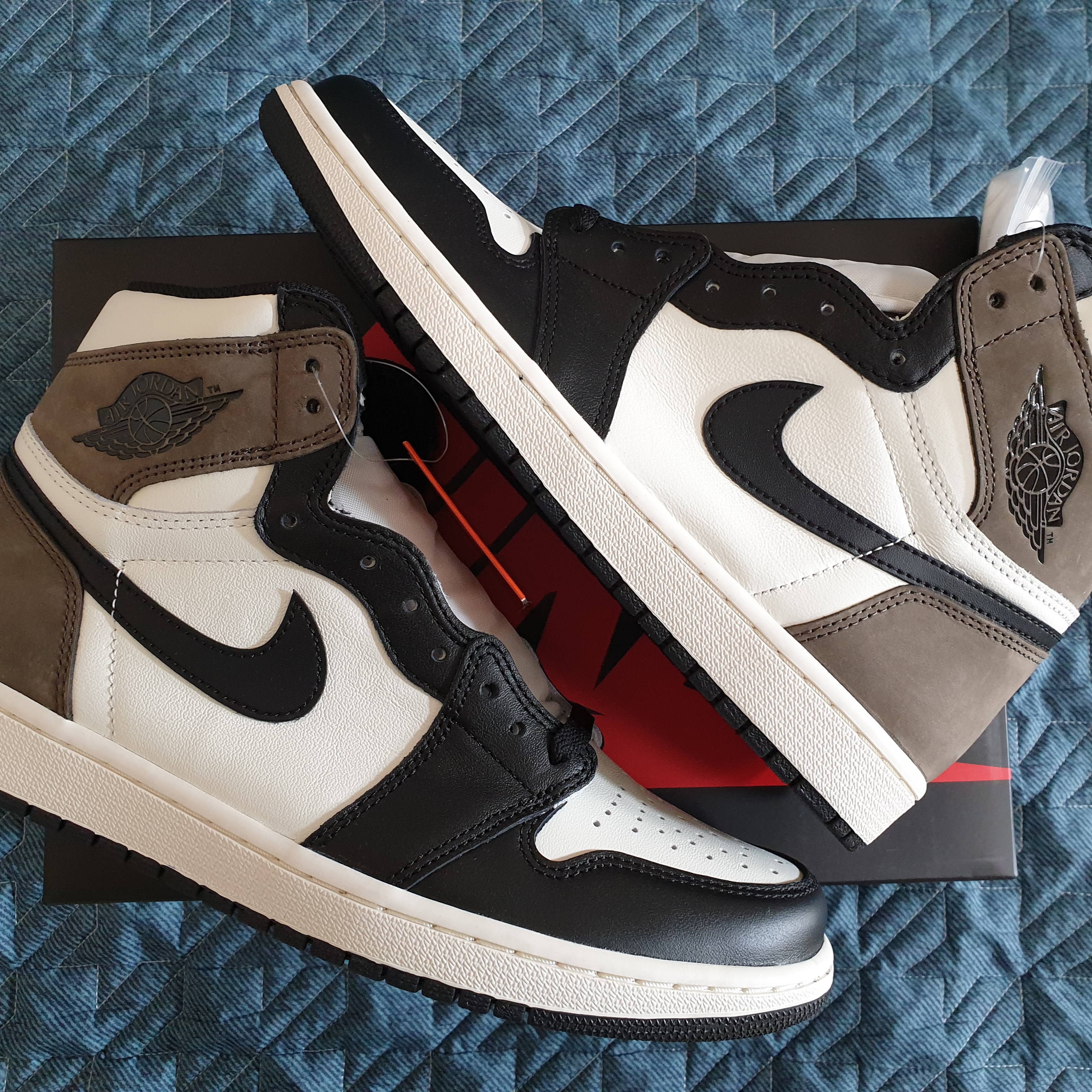 Jordan 1 Retro High OG Black Mocha 착용 스타일 - 2