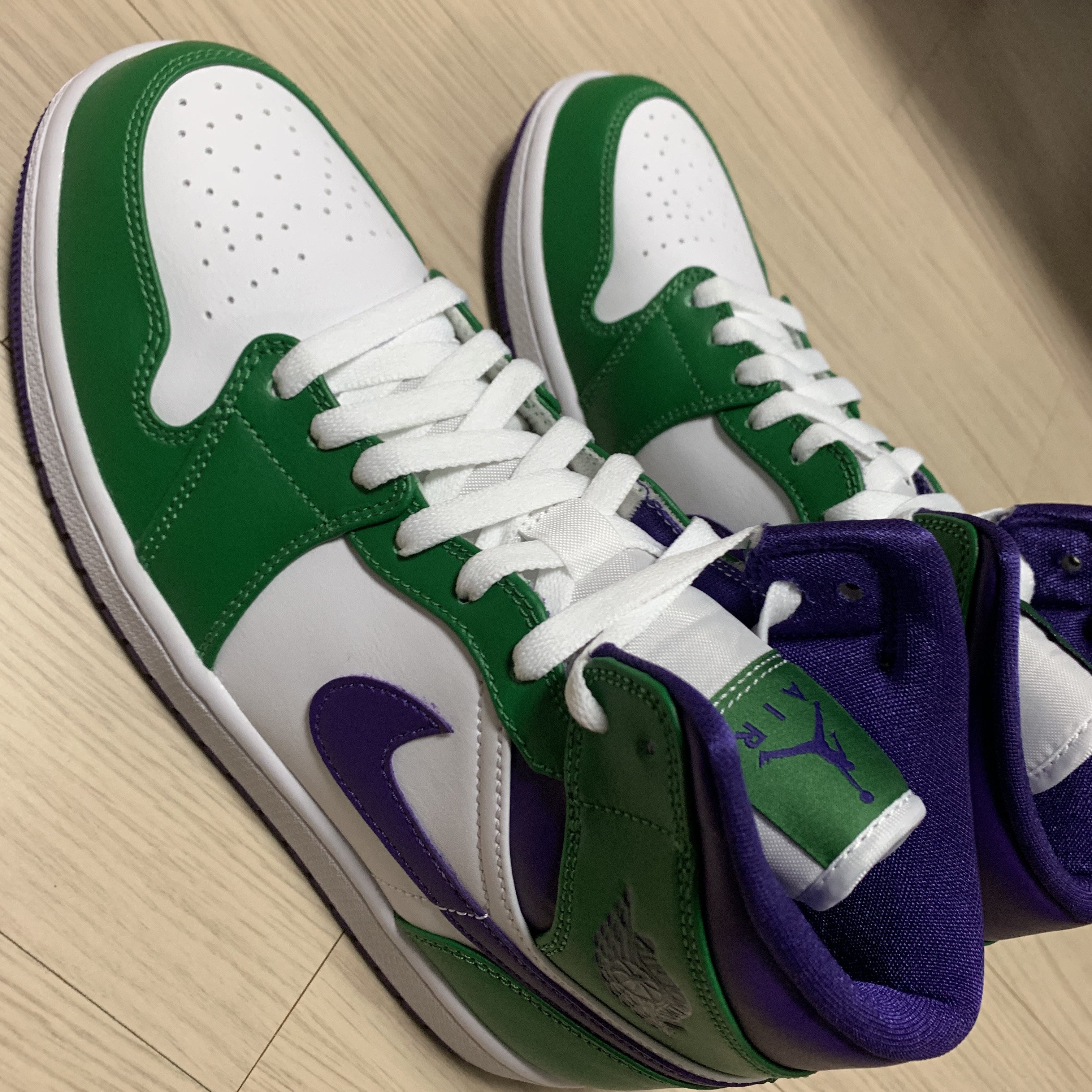 Jordan 1 Mid Incredible Hulk 착용 스타일 - 1