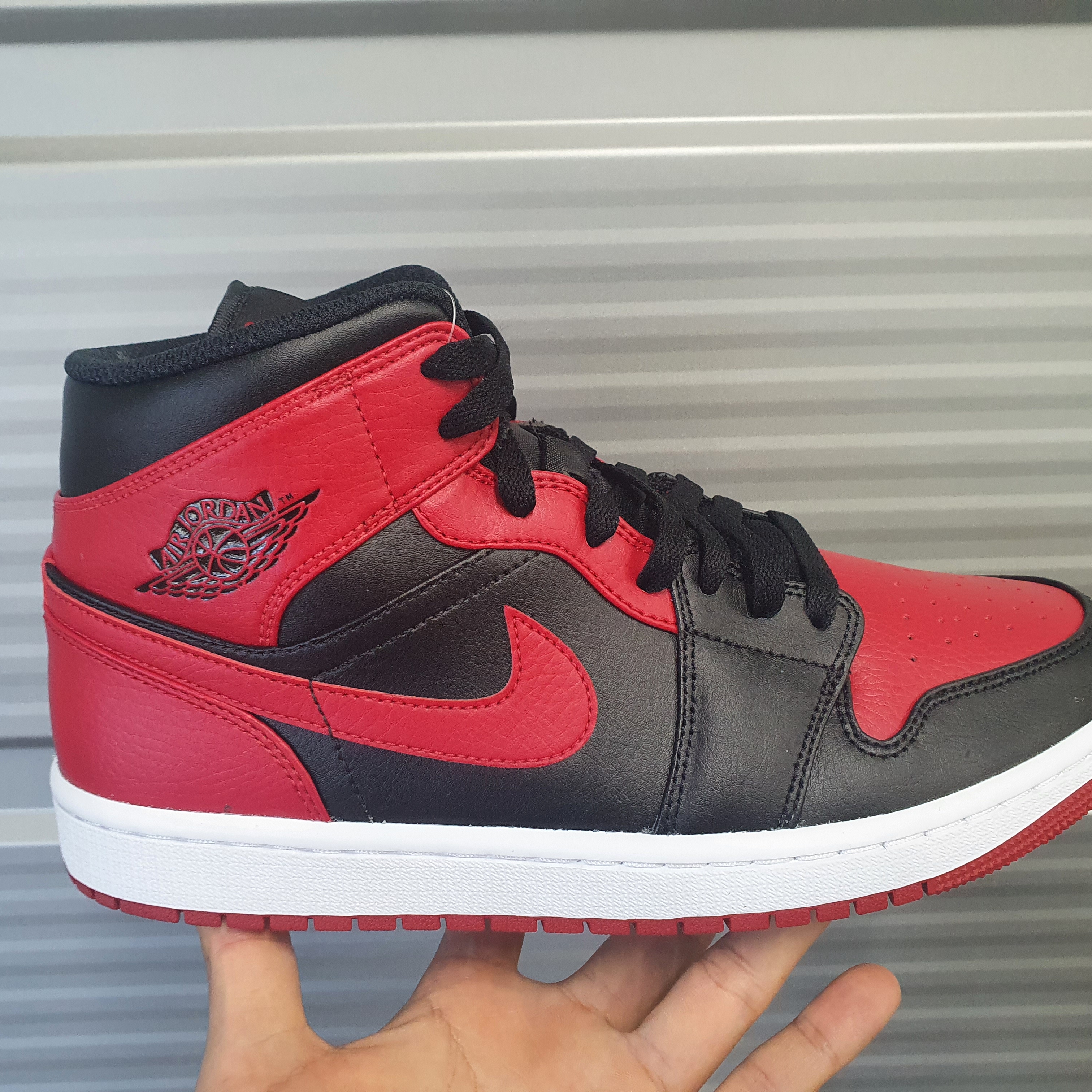 Jordan 1 Mid Bred Banned 2020 착용 스타일 - 4