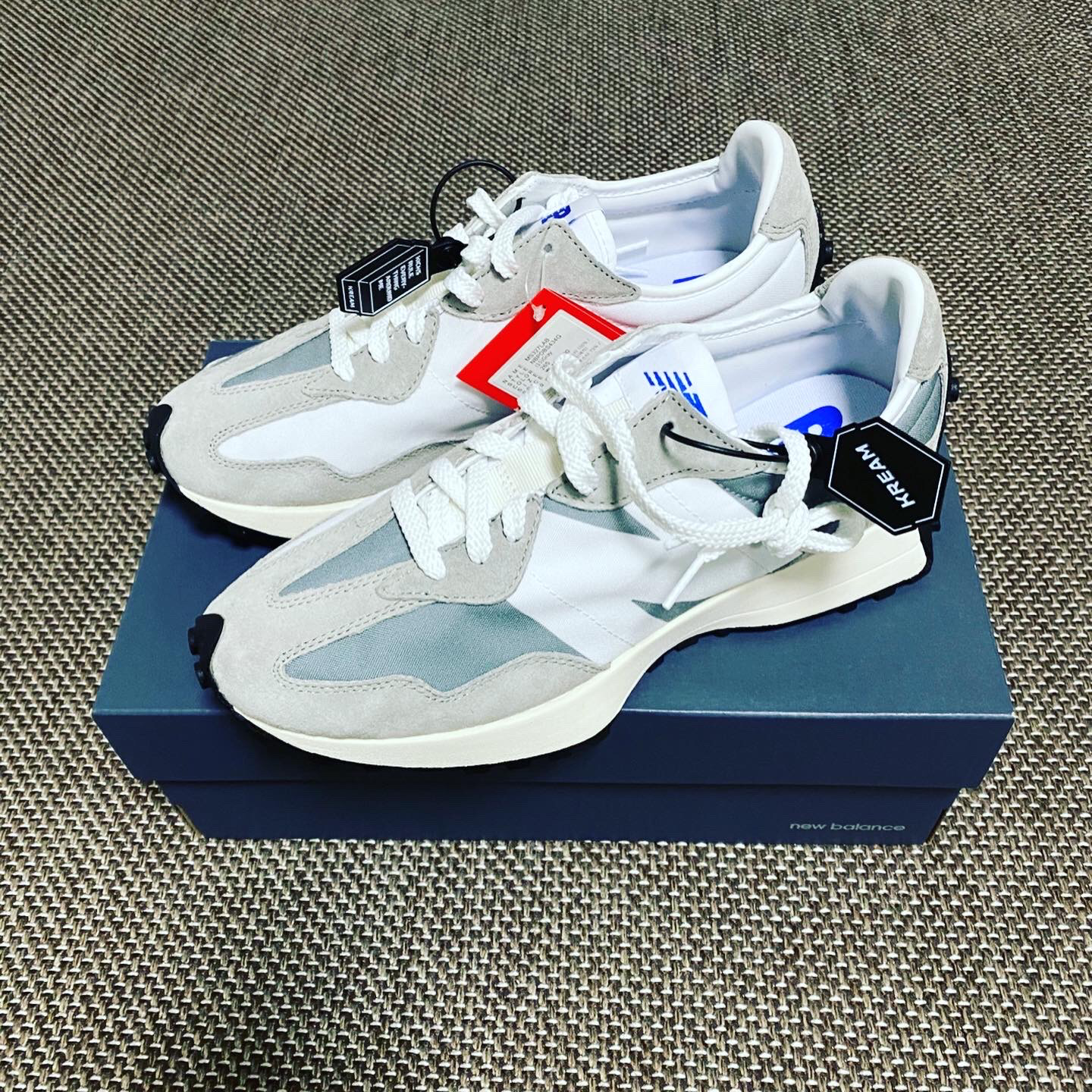New Balance 327 Grey 착용 스타일 - 1