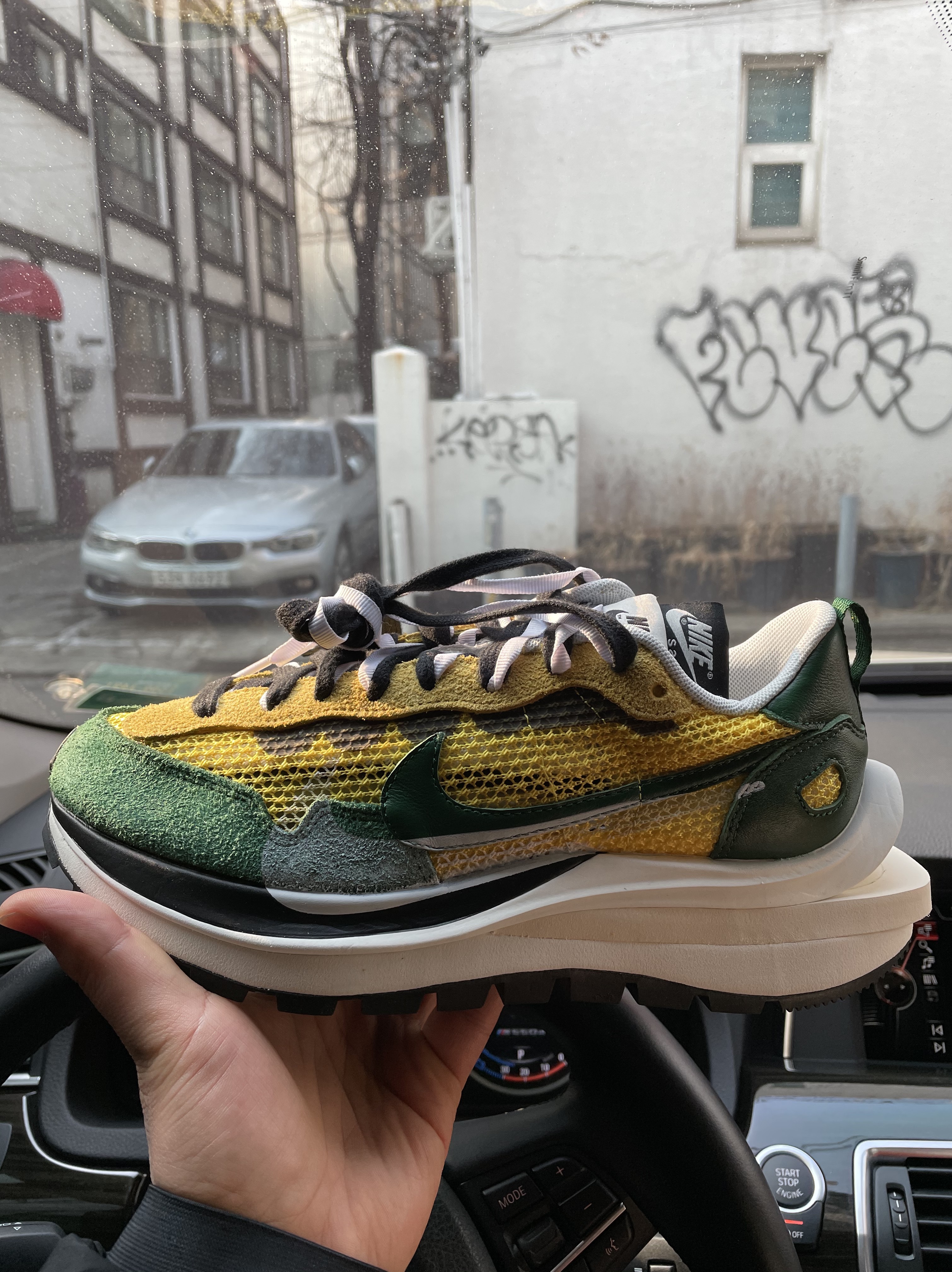 Nike x Sacai VaporWaffle Tour Yellow & Gorge Green Sail 착용 스타일 - 2