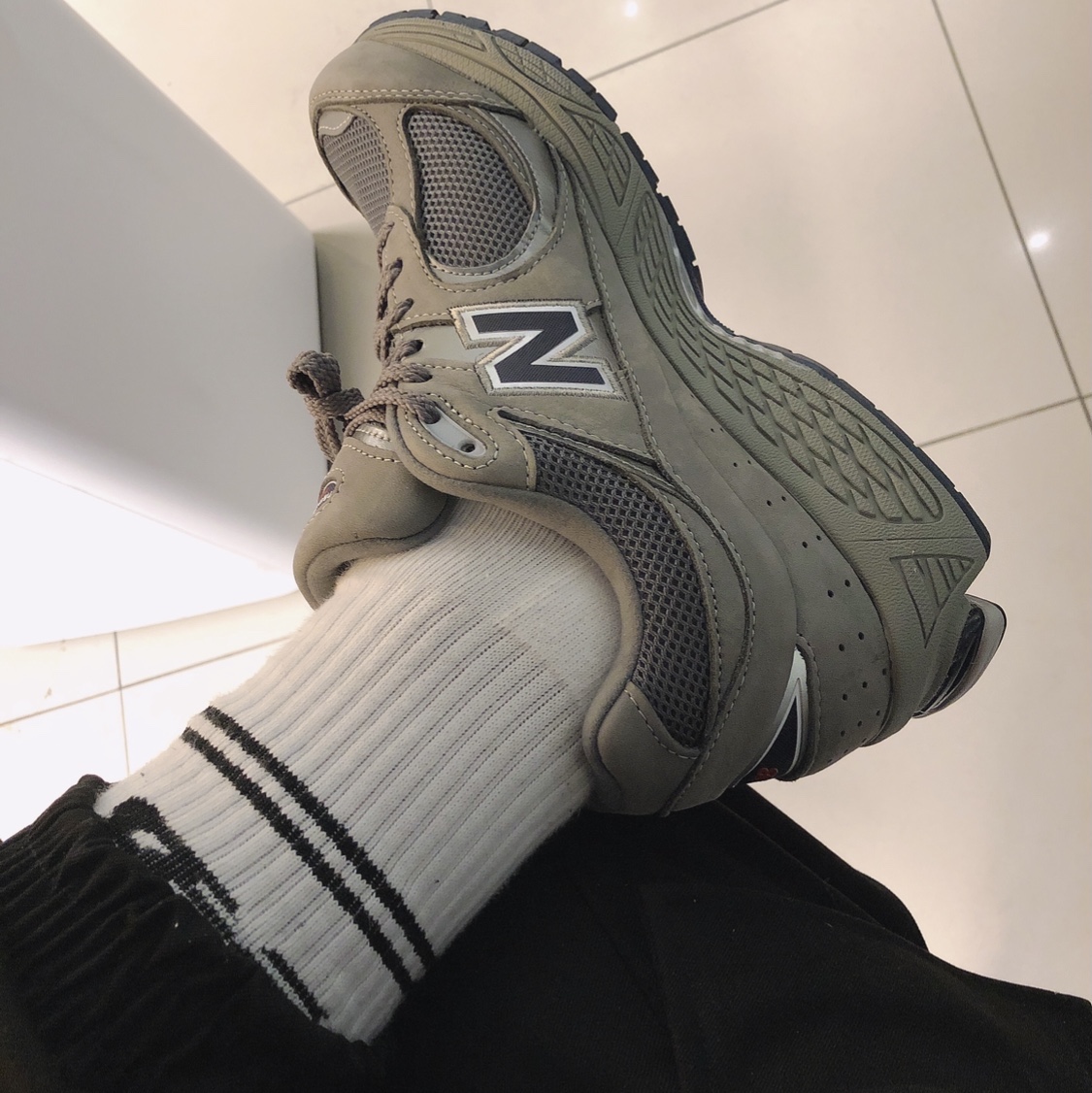 New Balance 2002R Gray 착용 스타일 - 3