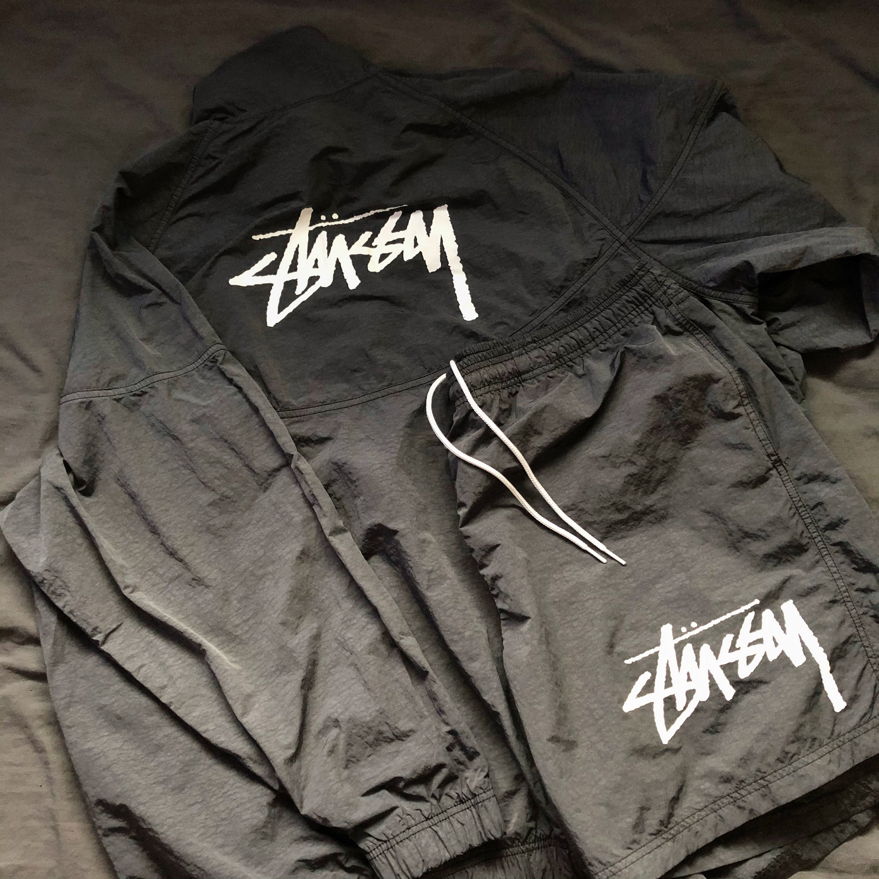 Nike x Stussy Windrunner Jacket Off Noir, Nike x Stussy Water Shorts Off Noir 착용 스타일