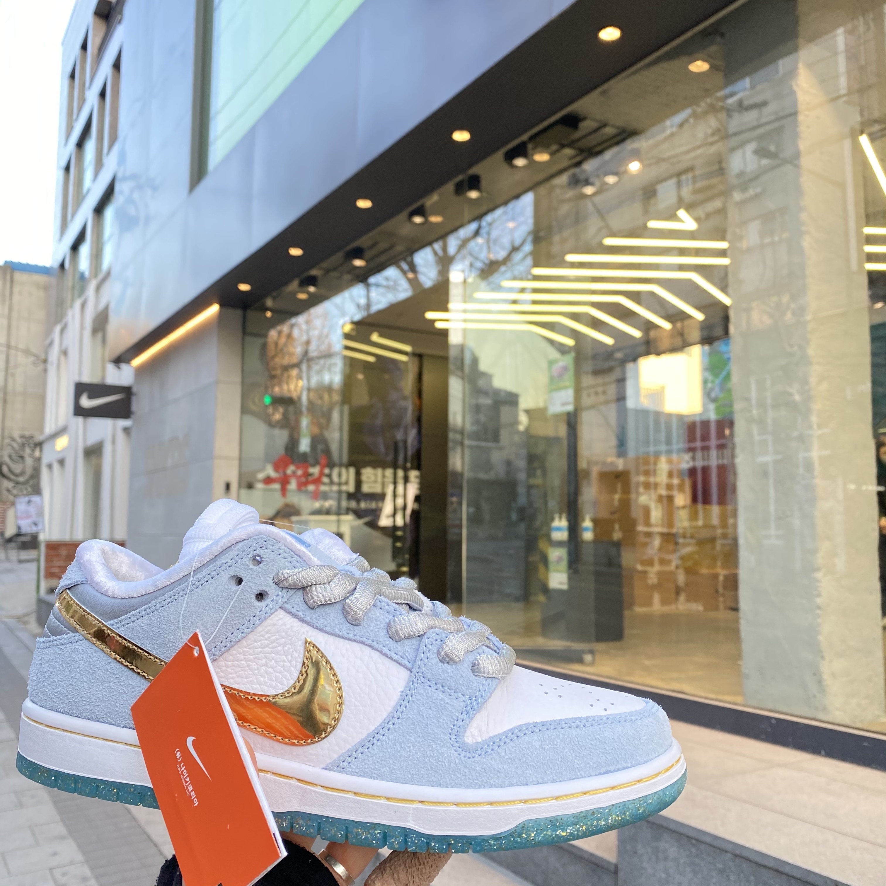 Nike x Sean Cliver SB Dunk Low Holiday Special 착용 스타일 - 1