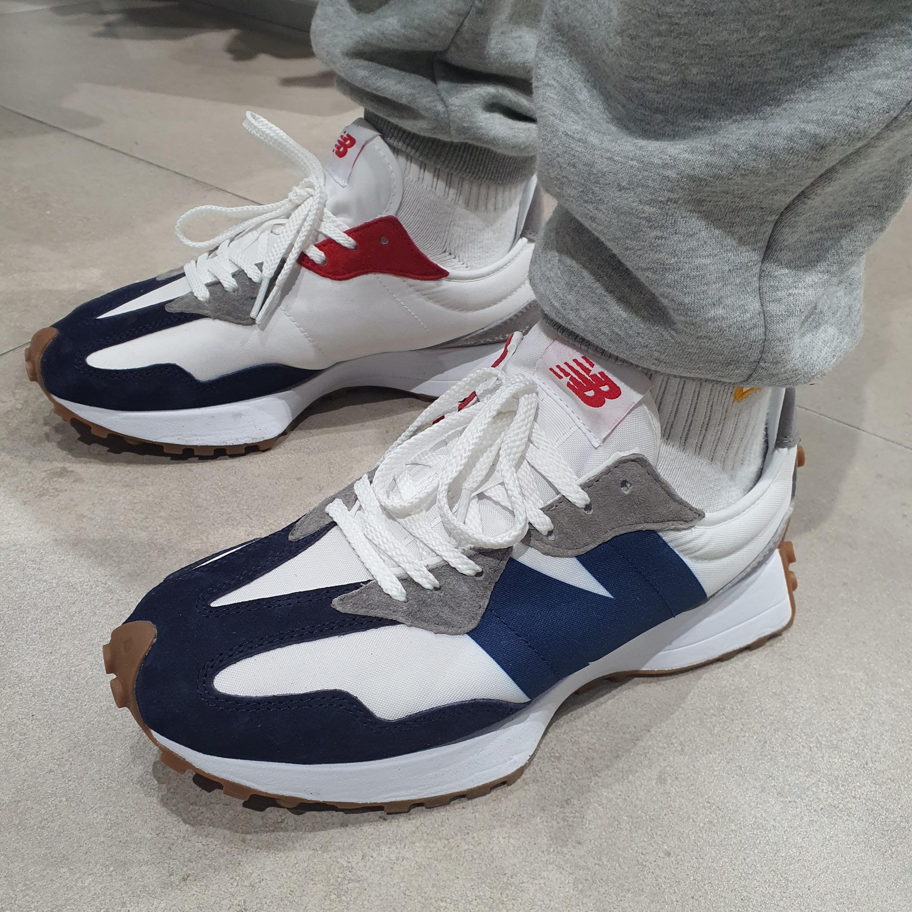 New Balance 327 Navy White Gum 착용 스타일