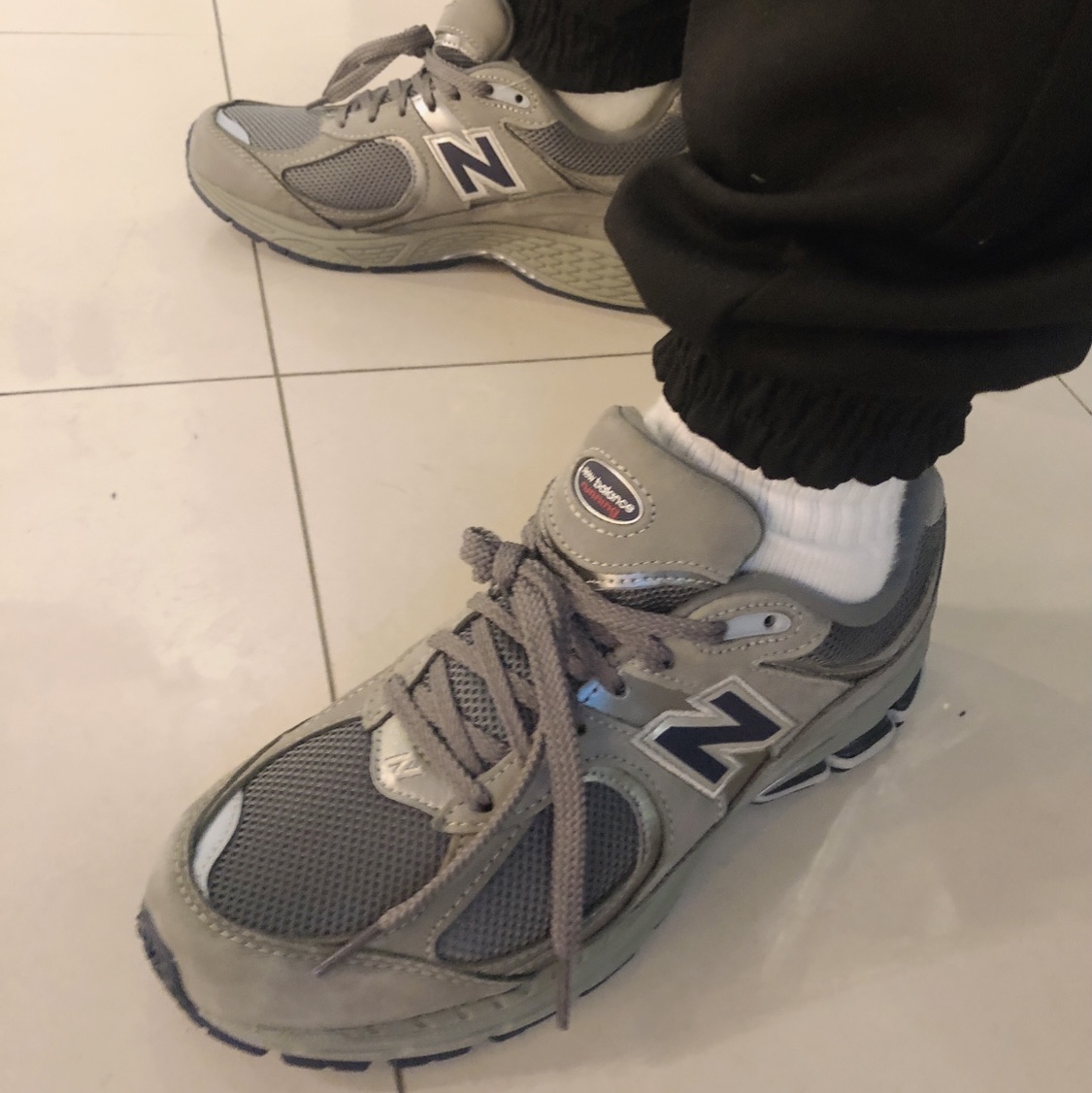 New Balance 2002R Gray 착용 스타일 - 1