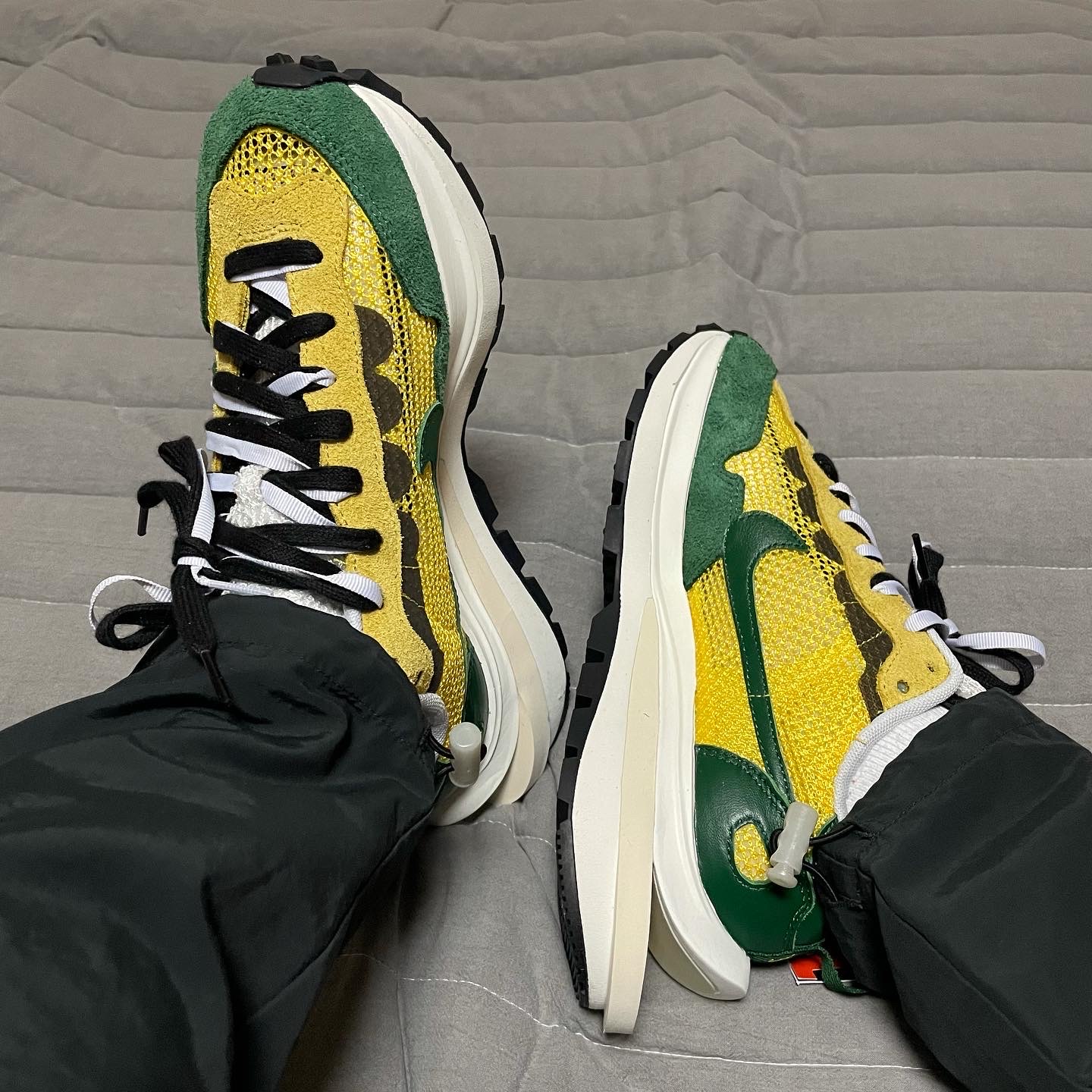 Nike x Sacai VaporWaffle Tour Yellow & Gorge Green Sail 착용 스타일 - 2