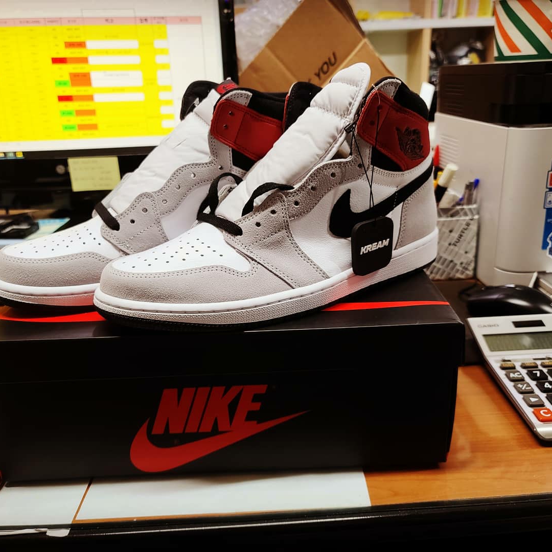 Jordan 1 Retro High OG Light Smoke Grey 착용 스타일 - 4