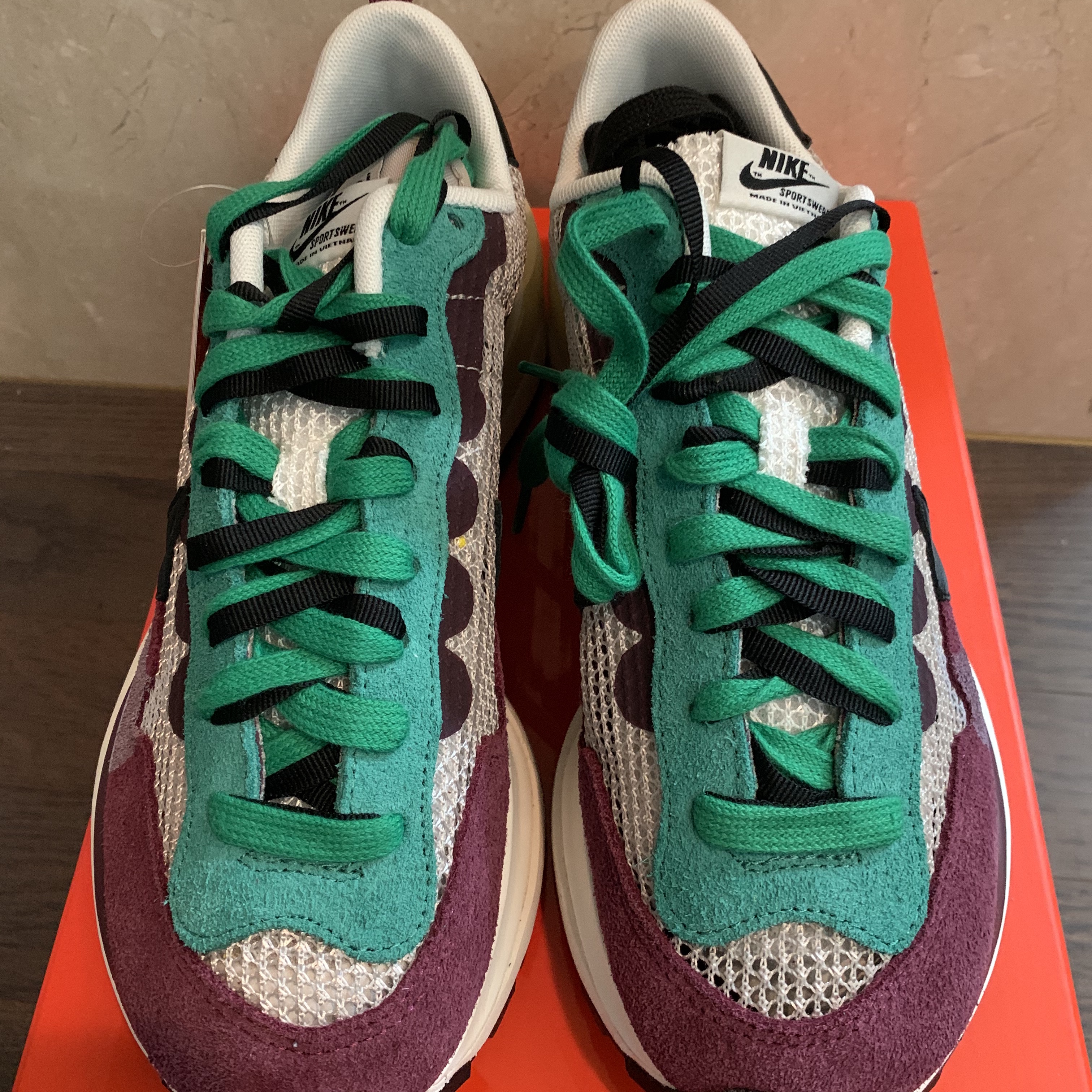 Nike x Sacai VaporWaffle String & Black Villain Red 착용 스타일 - 3