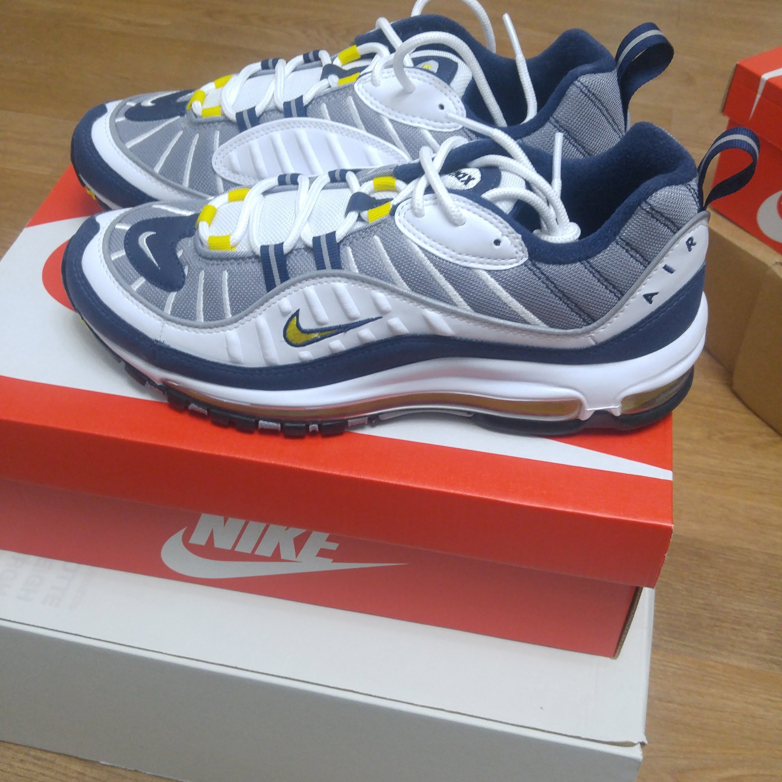 (W) Nike Air Max 98 Gym Red, Nike Air Max 98 Tour Yellow 착용 스타일 - 2