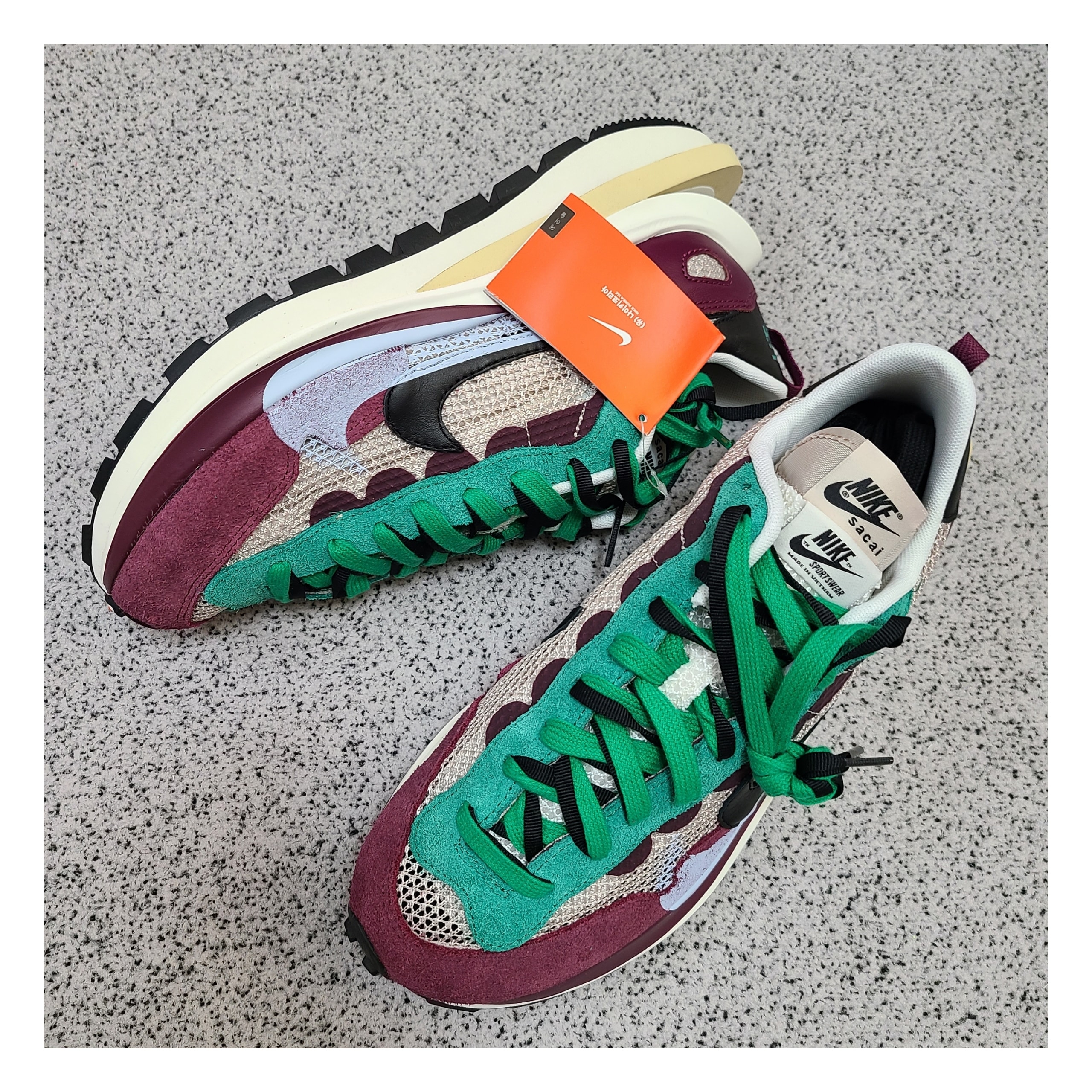 Nike x Sacai VaporWaffle String & Black Villain Red 착용 스타일