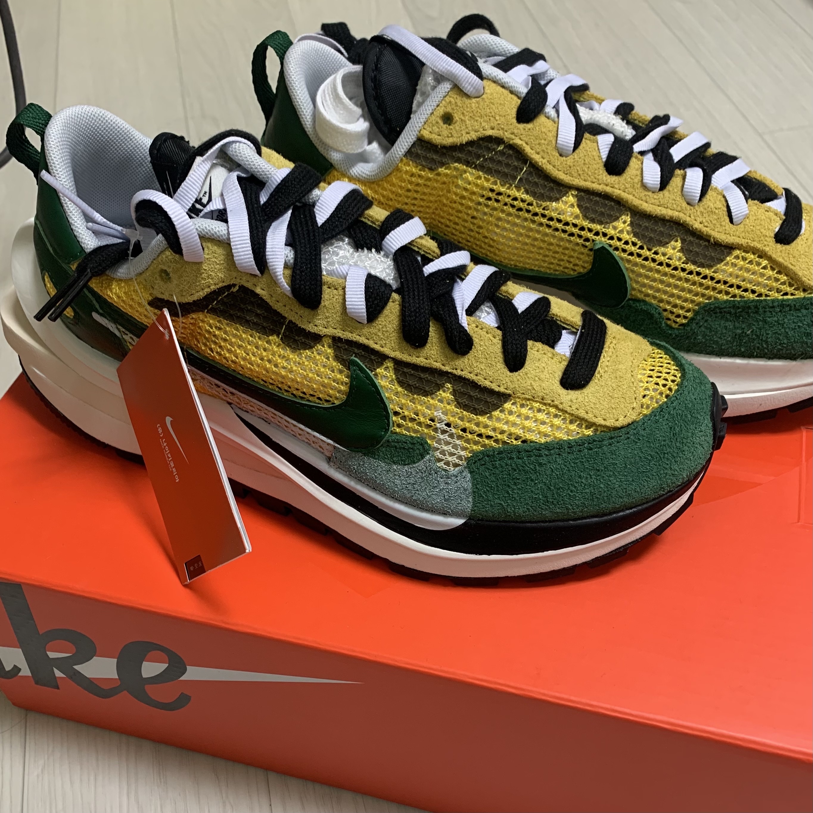 Nike x Sacai VaporWaffle Tour Yellow & Gorge Green Sail, Nike x Sacai VaporWaffle String & Black Villain Red 착용 스타일 - 1