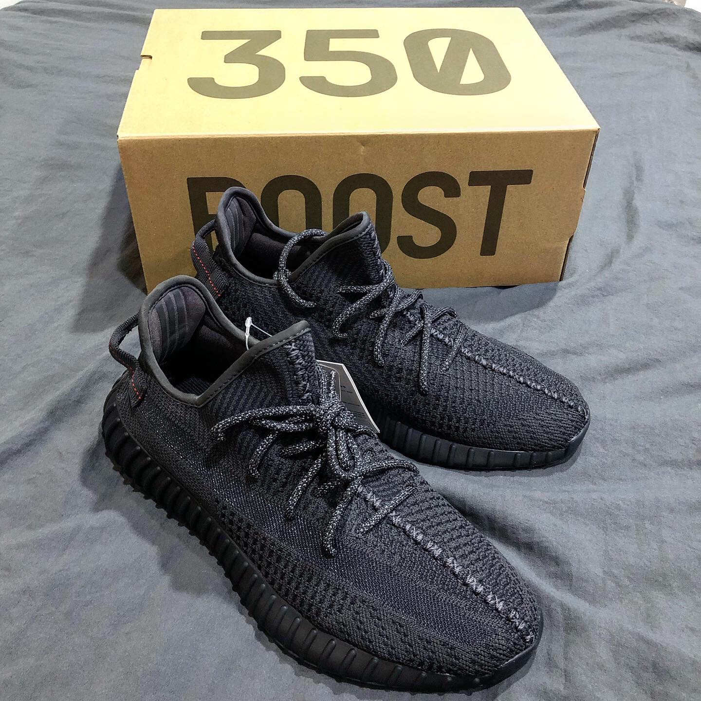 Adidas Yeezy Boost 350 V2 Black - Non-Reflective 착용 스타일