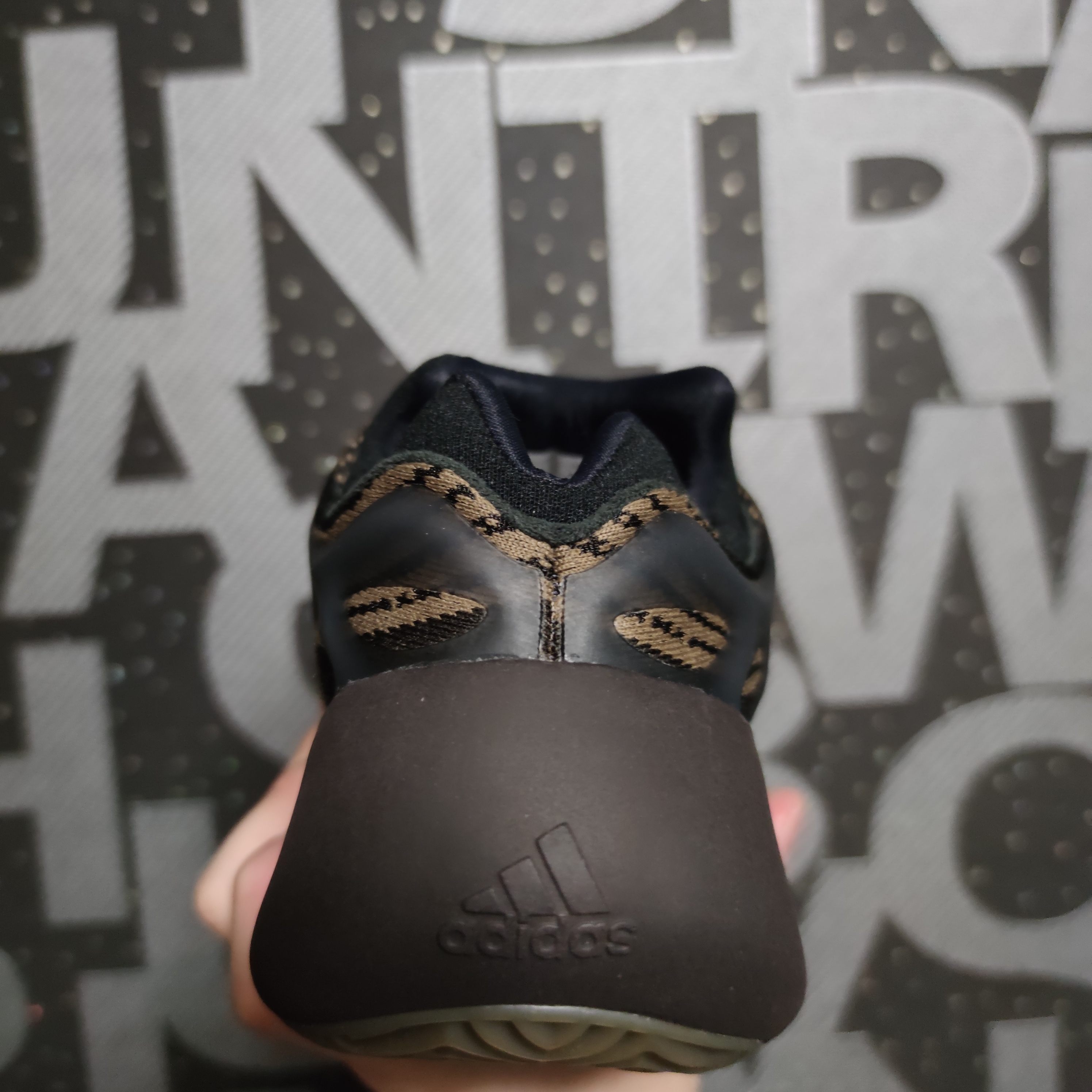 Adidas Yeezy 700 V3 Clay Brown 착용 스타일 - 4