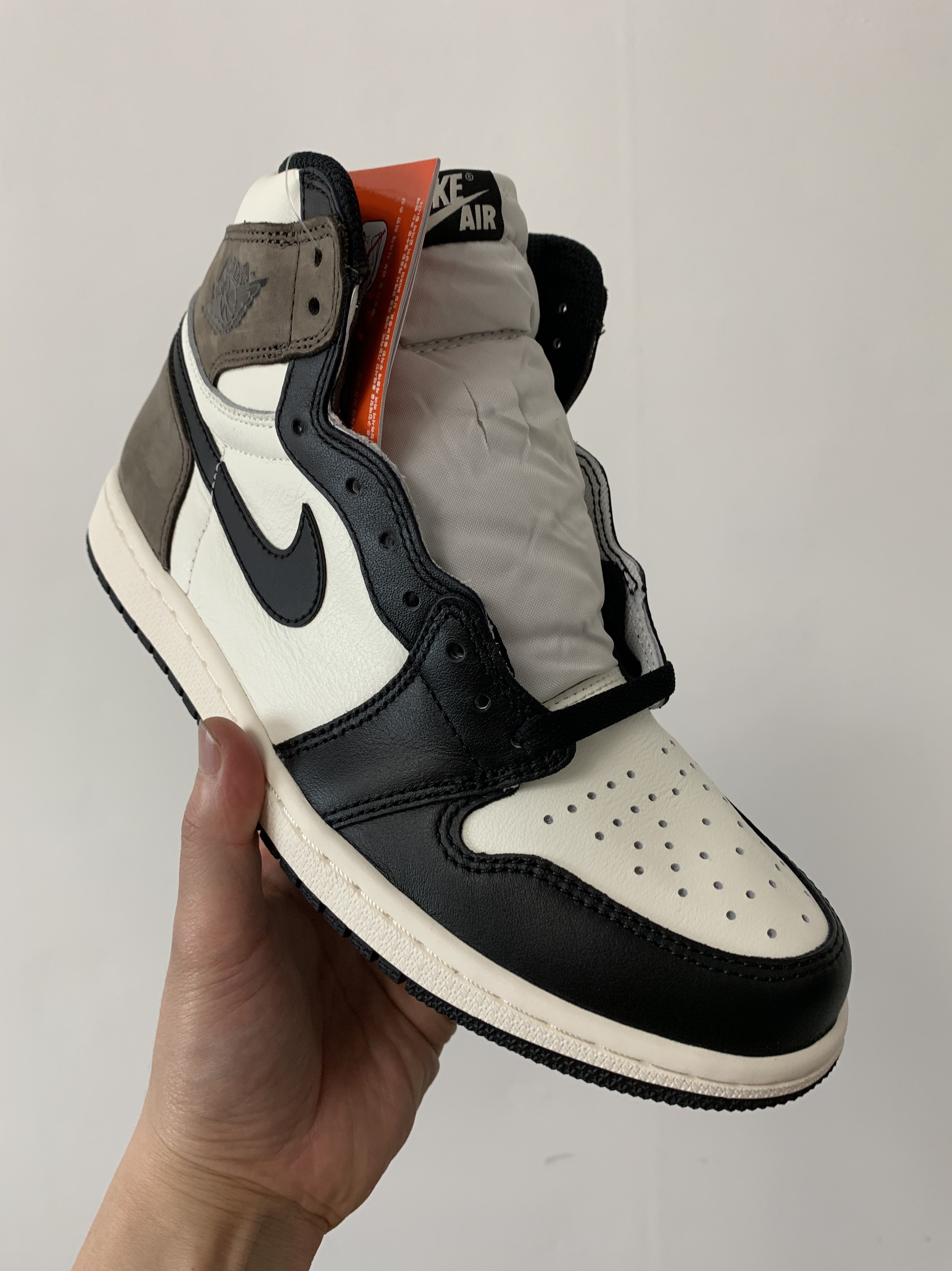 Jordan 1 Retro High OG Black Mocha 착용 스타일