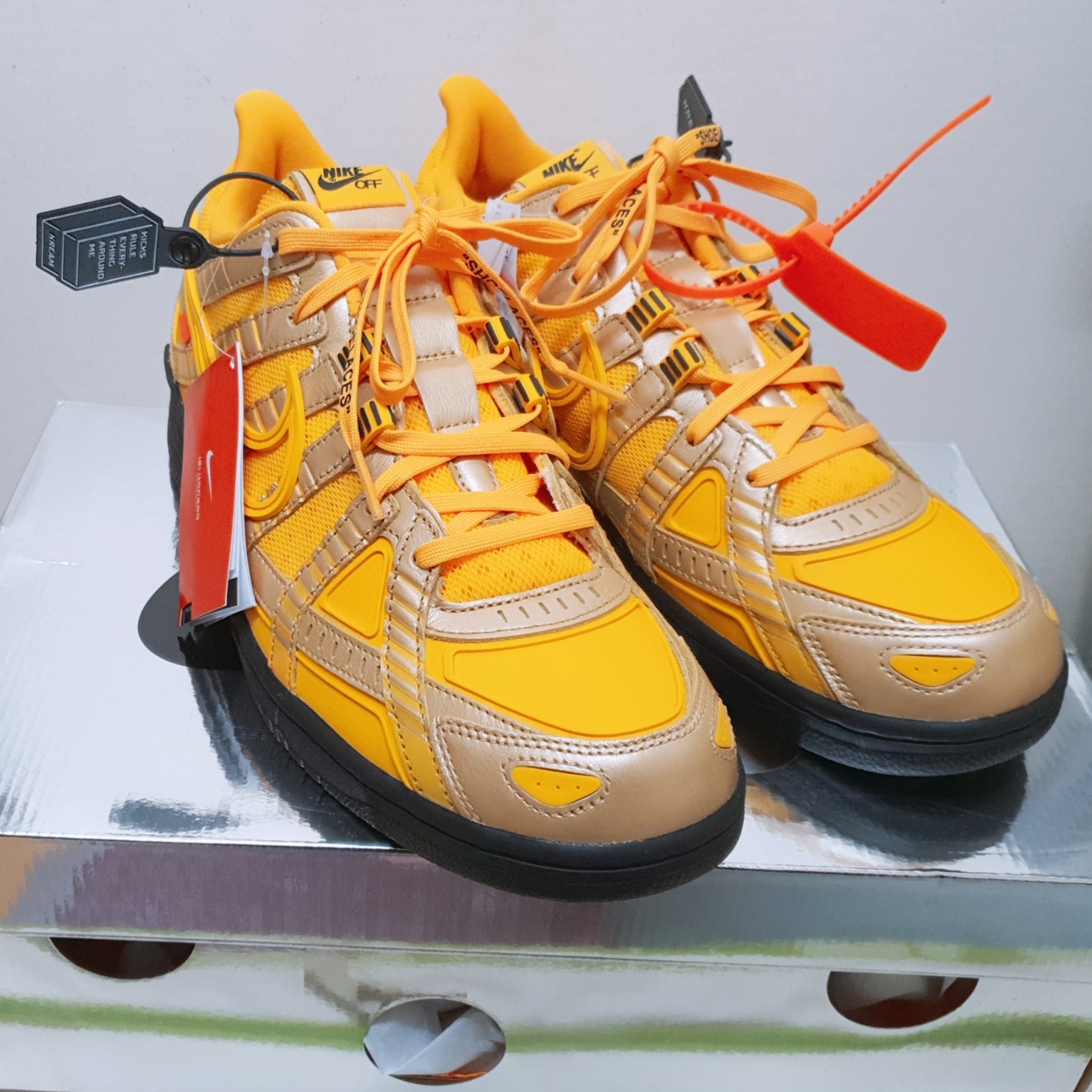 Nike x Off-White Air Rubber Dunk University Gold 착용 스타일