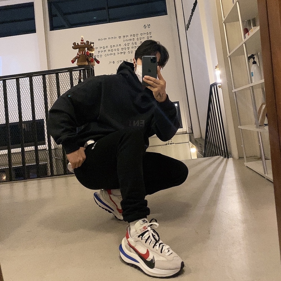 Nike x Sacai VaporWaffle Royal Fuchsia 착용 스타일