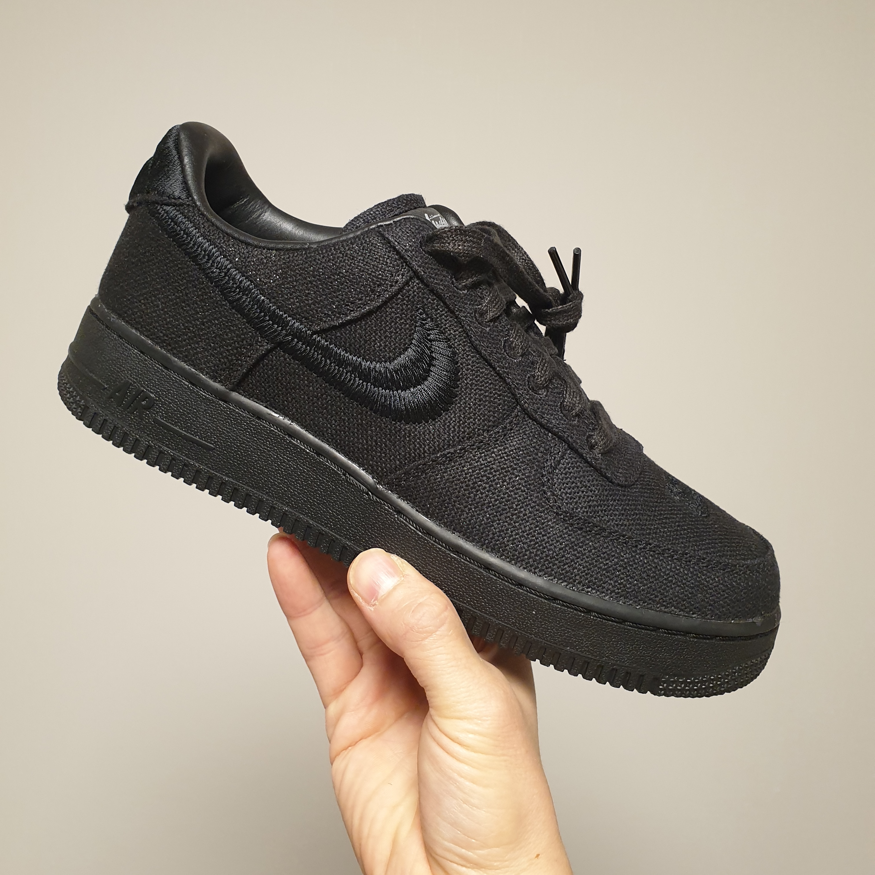 Nike x Stussy Air Force 1 Low Triple Black 착용 스타일 - 1