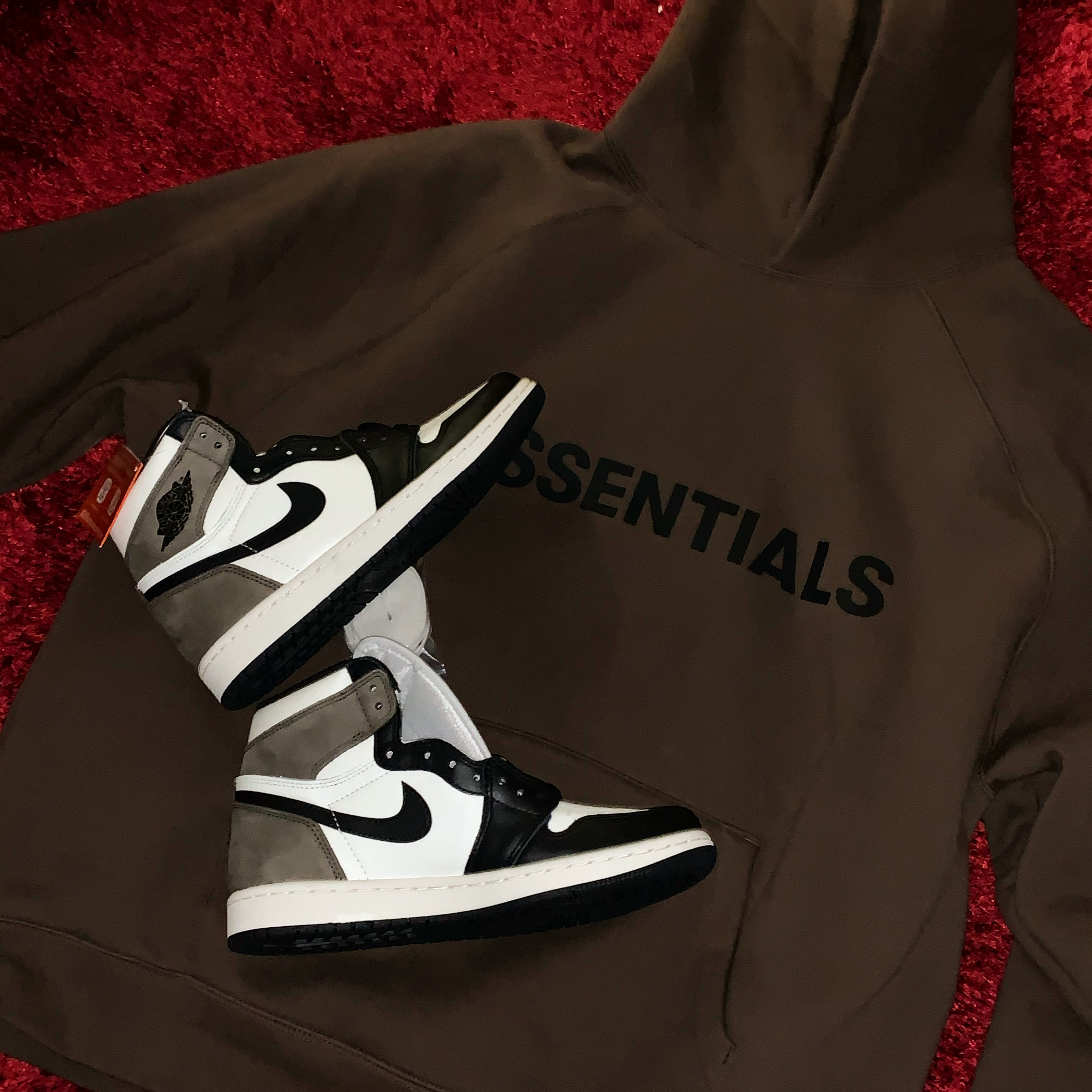 Jordan 1 Retro High OG Black Mocha, Essentials 3D Silicon Applique Pullover Hoodie Weathered Black - 20FW 착용 스타일