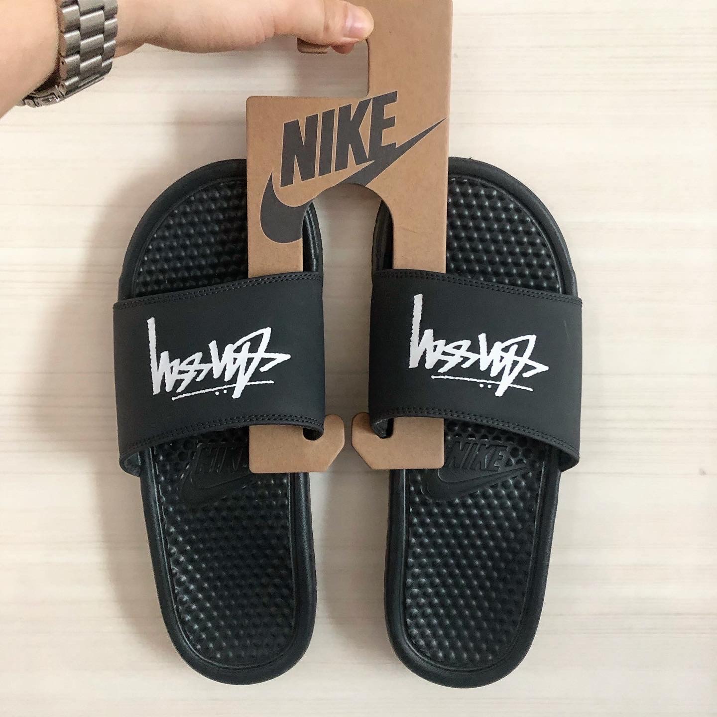 Nike x Stussy Benassi Slide Black 착용 스타일 - 2