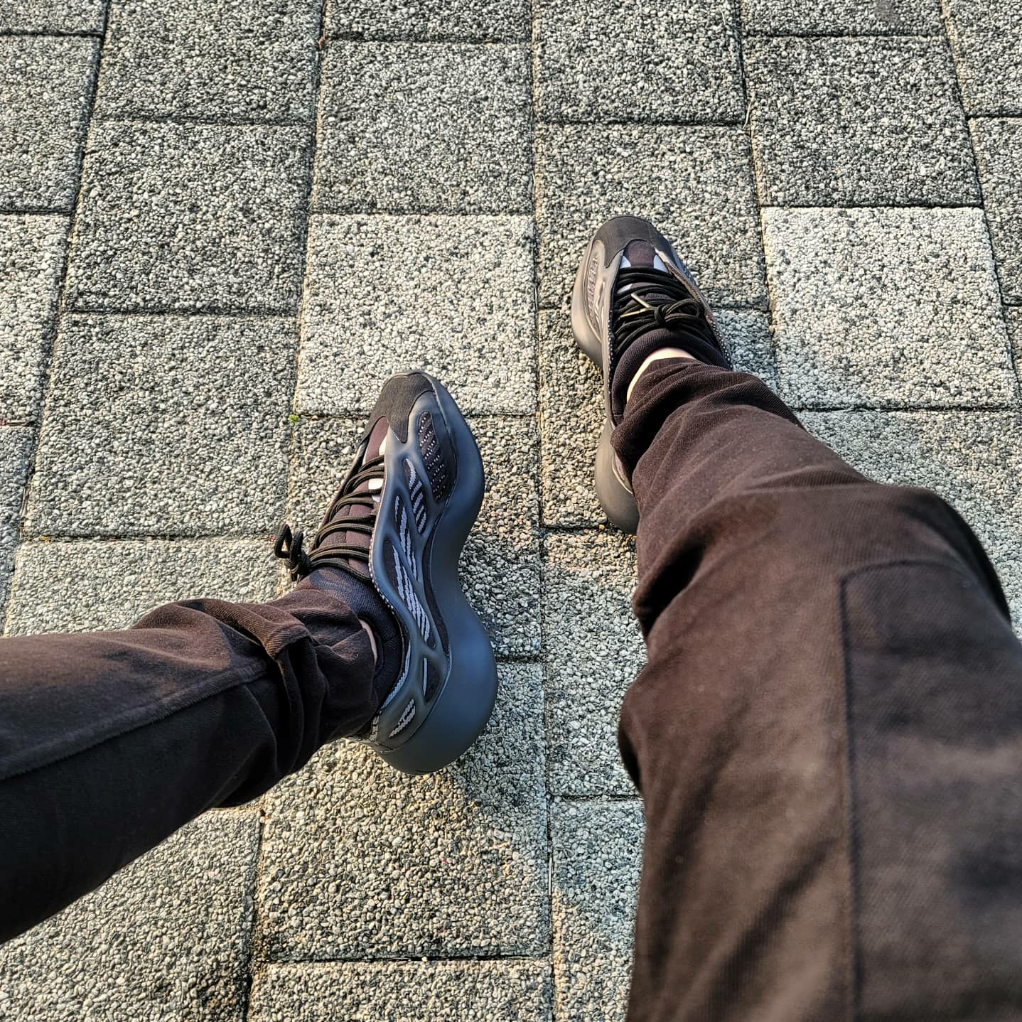 Adidas Yeezy 700 V3 Alvah 착용 스타일
