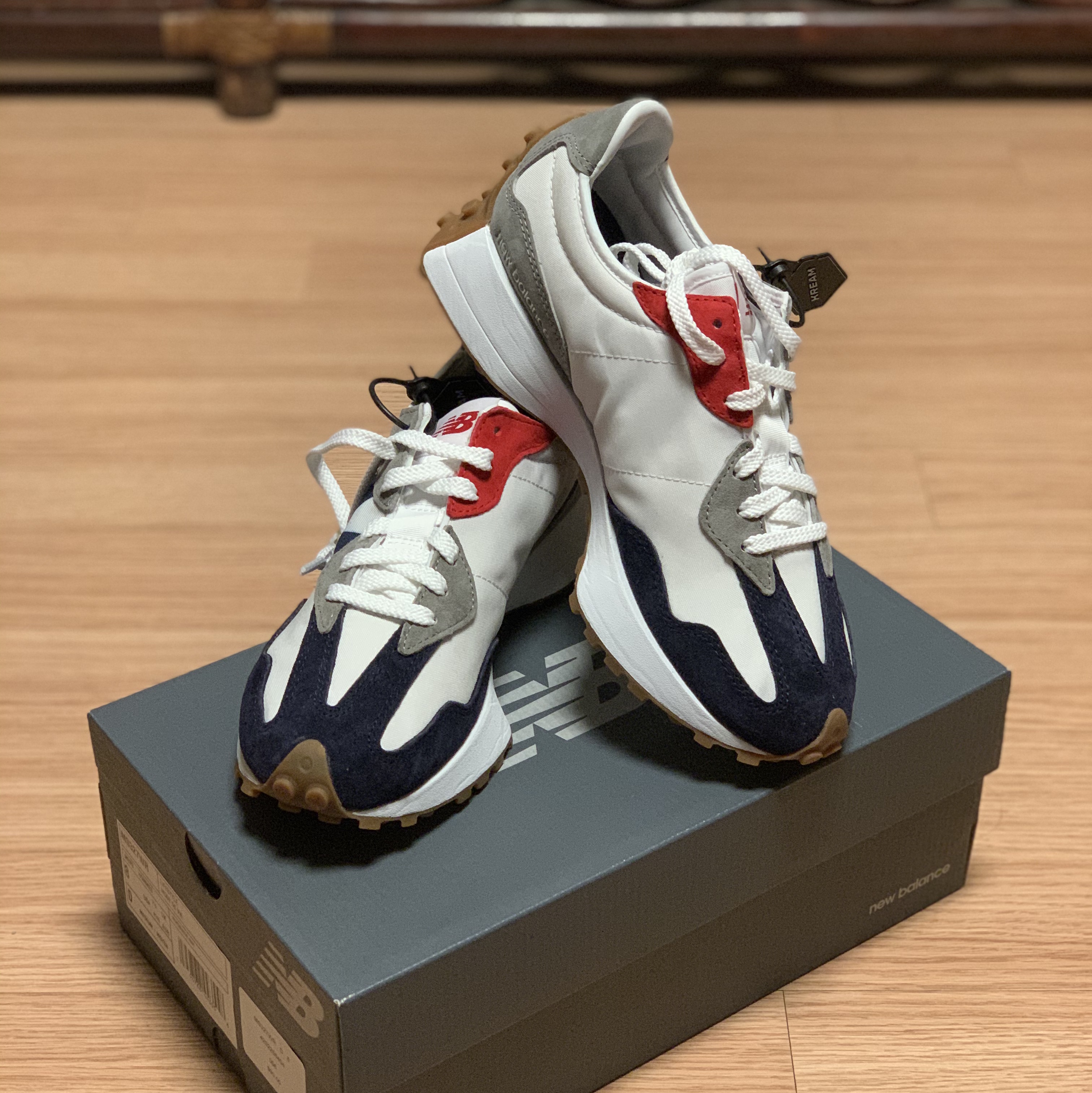 New Balance 327 Navy White Gum 착용 스타일