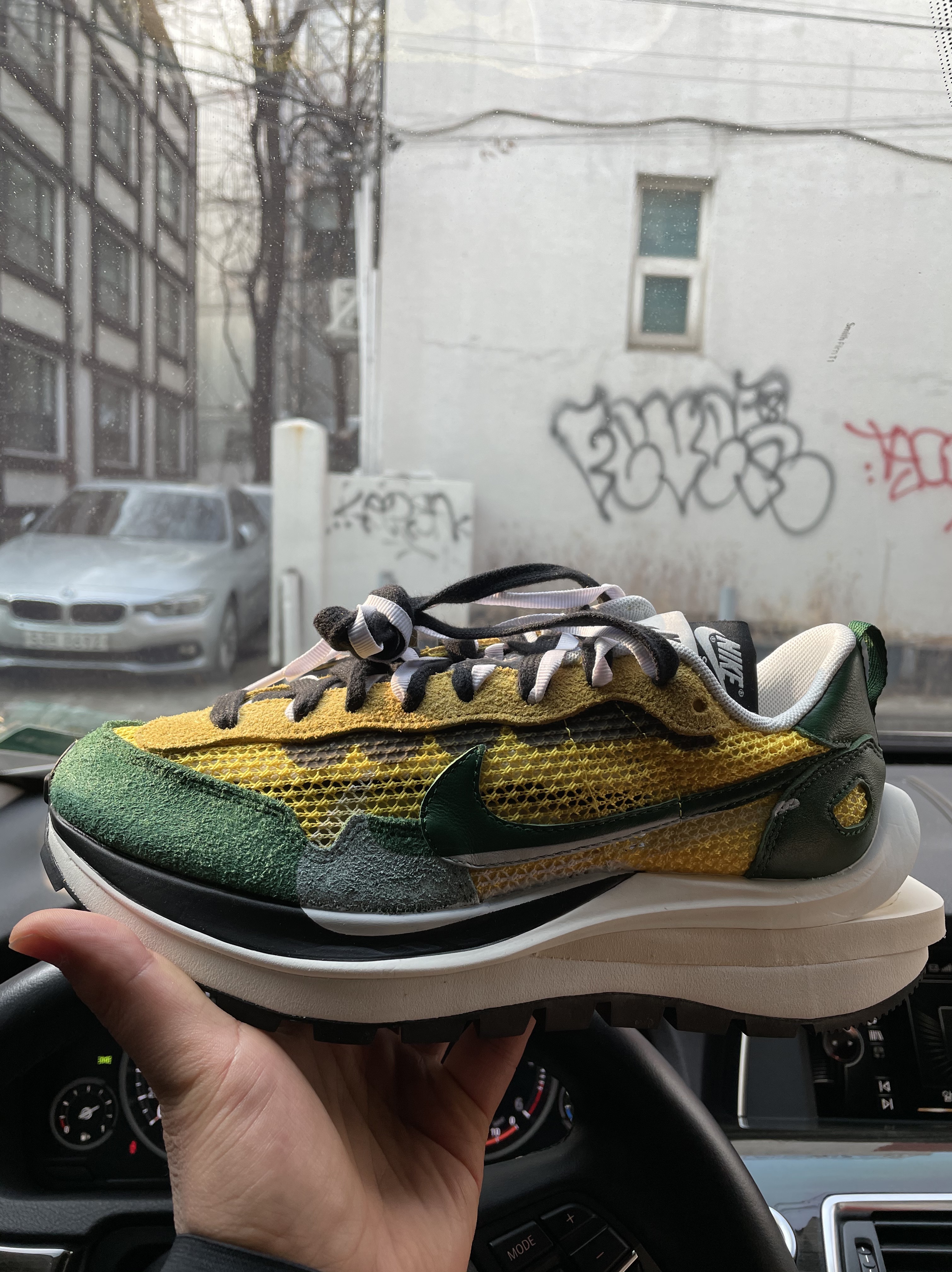 Nike x Sacai VaporWaffle Tour Yellow & Gorge Green Sail 착용 스타일 - 1