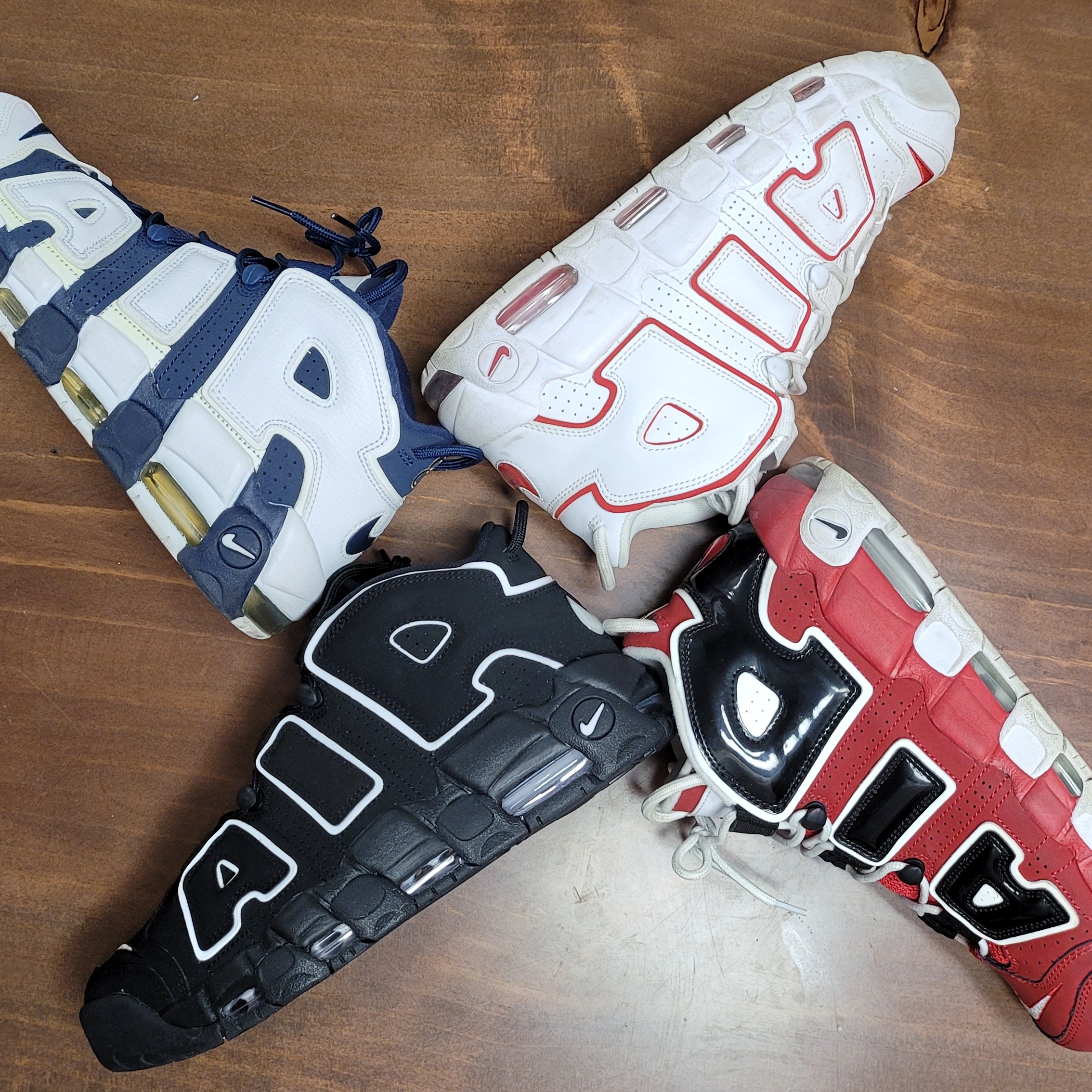 Nike Air More Uptempo White Varsity Red 2018, Nike Air More Uptempo Black White 2020 착용 스타일 - 1