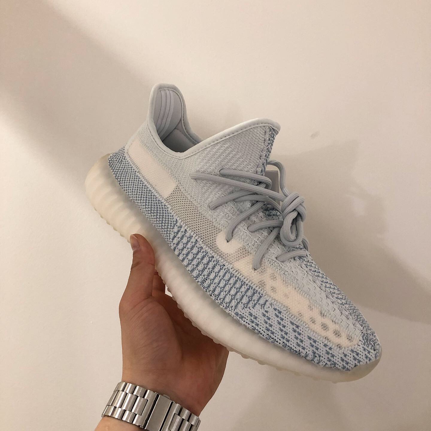 Adidas Yeezy Boost 350 V2 Cloud White - Non-Reflective 착용 스타일