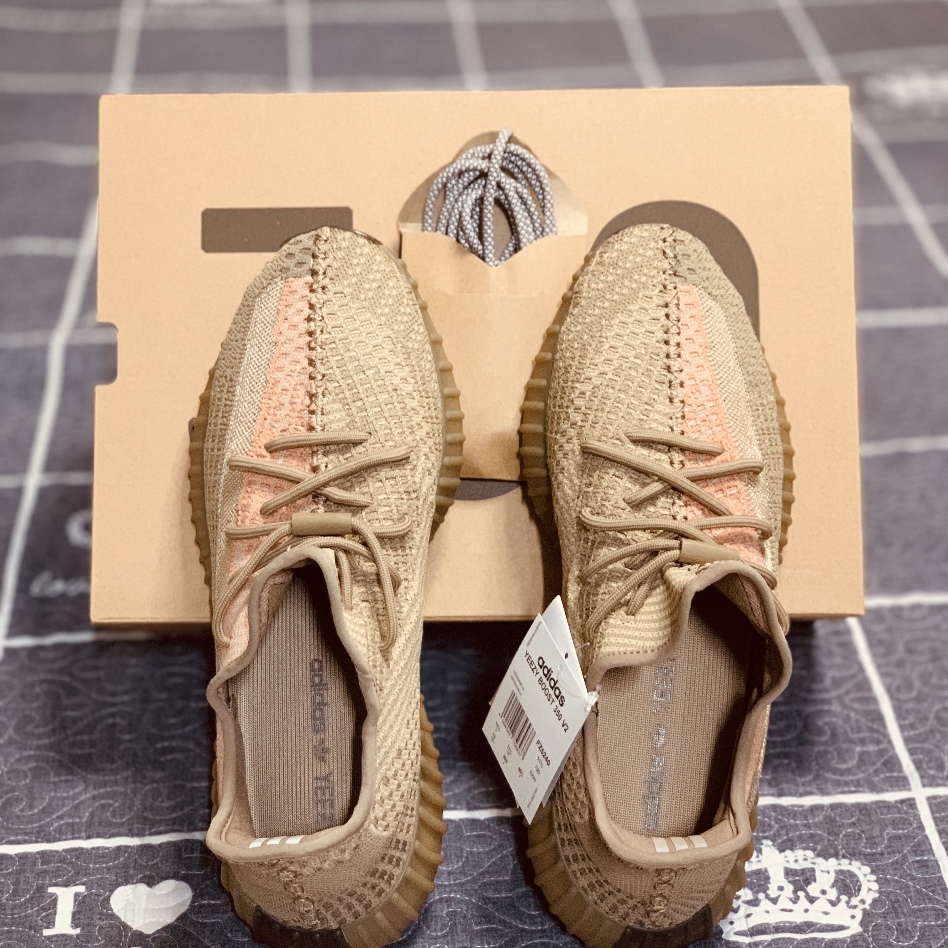 Adidas Yeezy Boost 350 V2 Sand Taupe 착용 스타일
