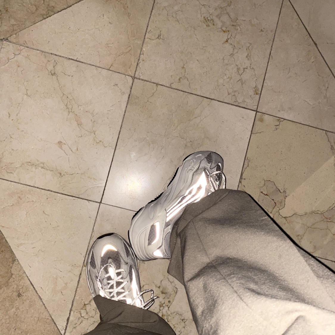 Adidas Yeezy Boost 700 V2 Static 2018 착용 스타일 - 2