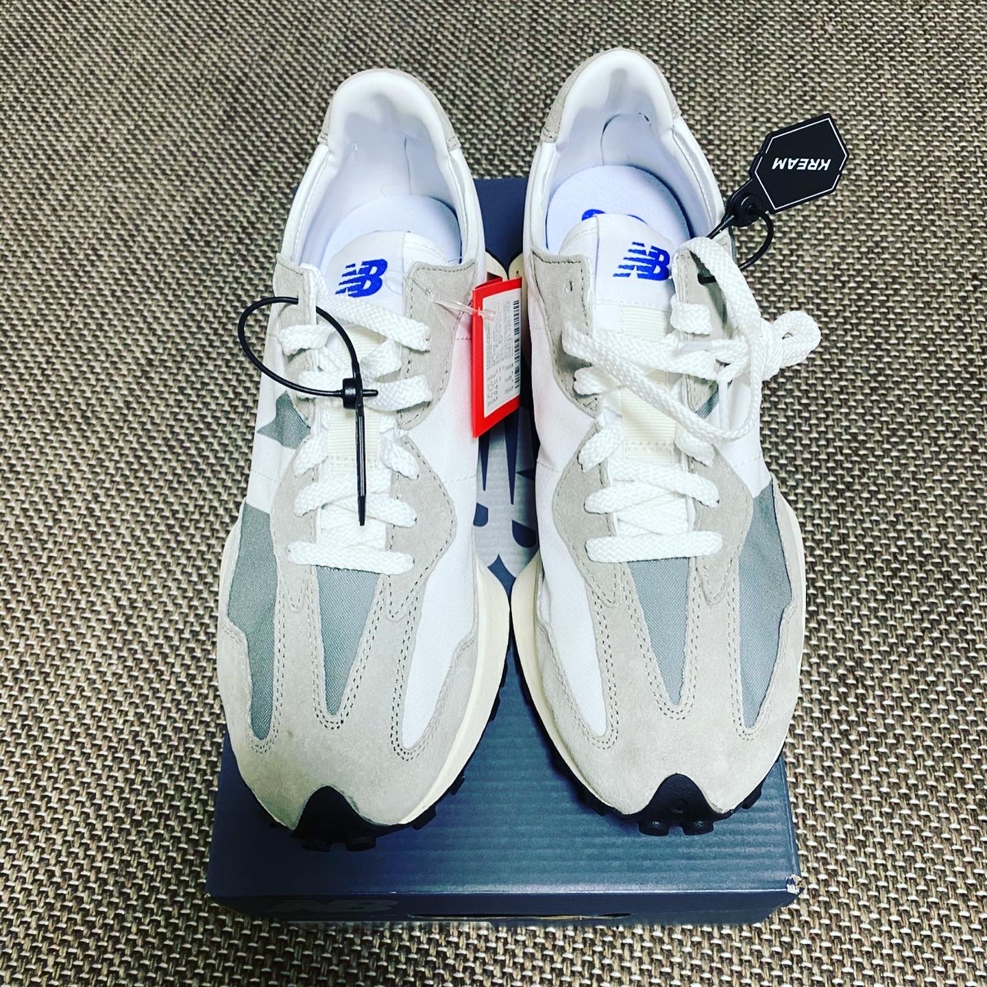 New Balance 327 Grey 착용 스타일 - 2