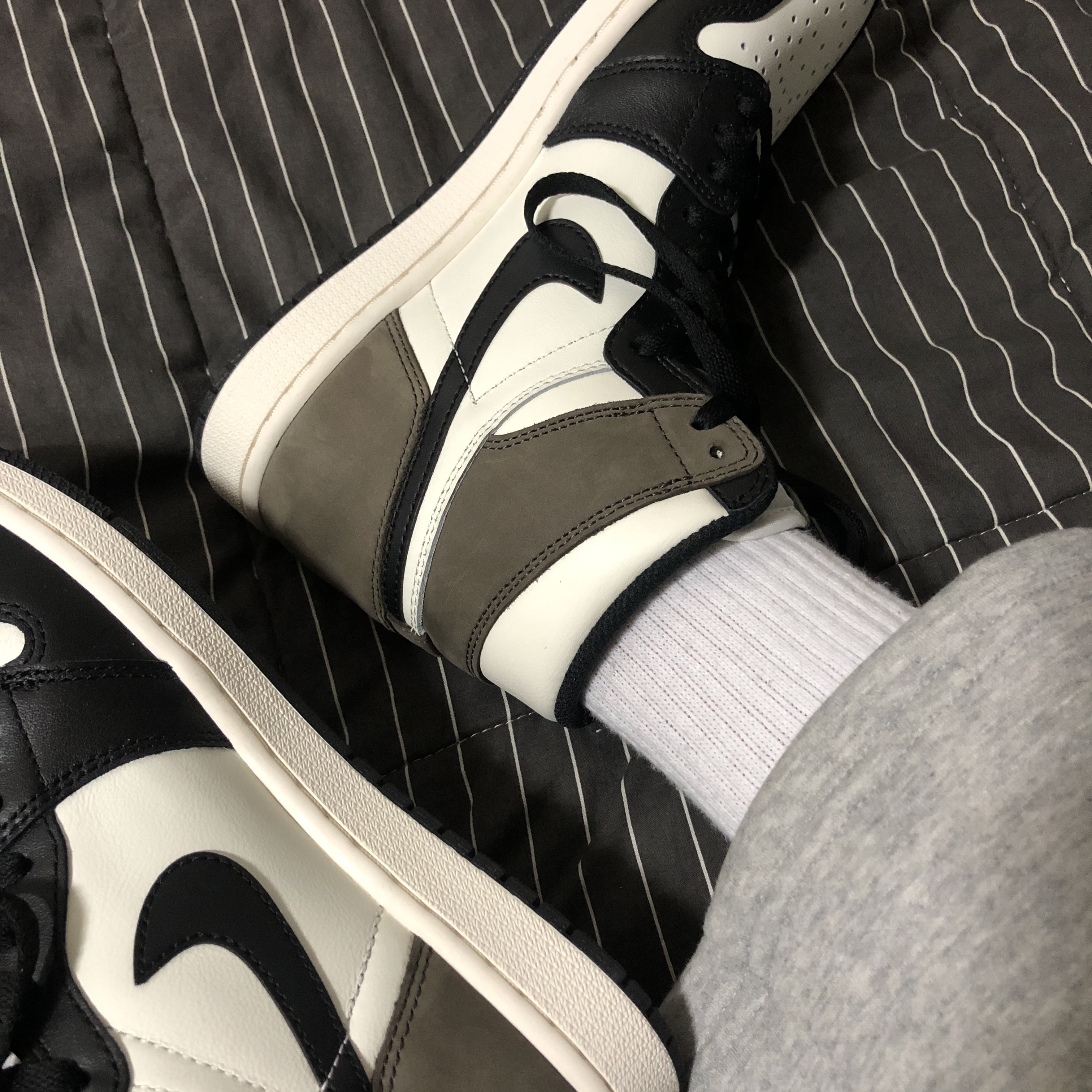 Jordan 1 Retro High OG Black Mocha 착용 스타일