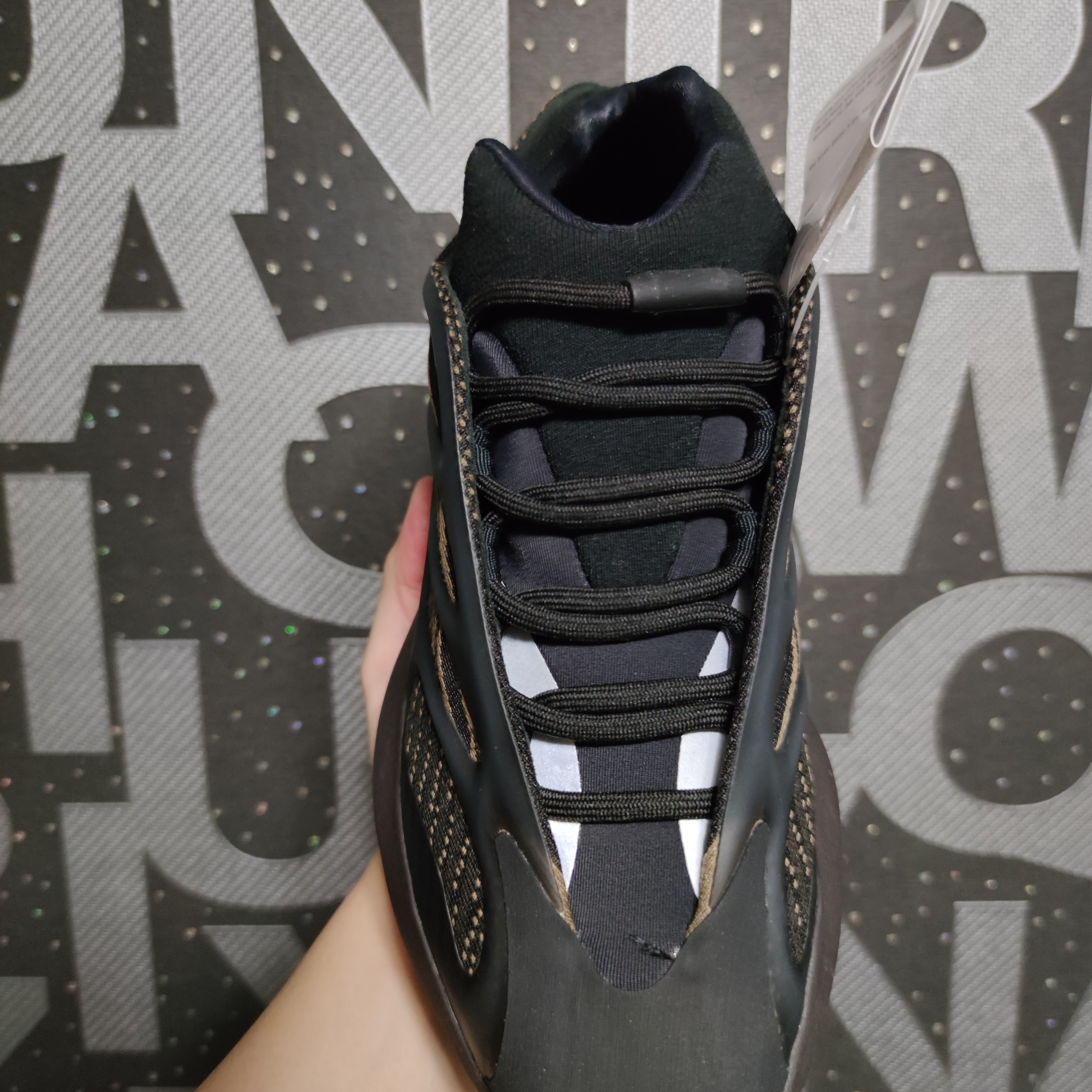 Adidas Yeezy 700 V3 Clay Brown 착용 스타일 - 3