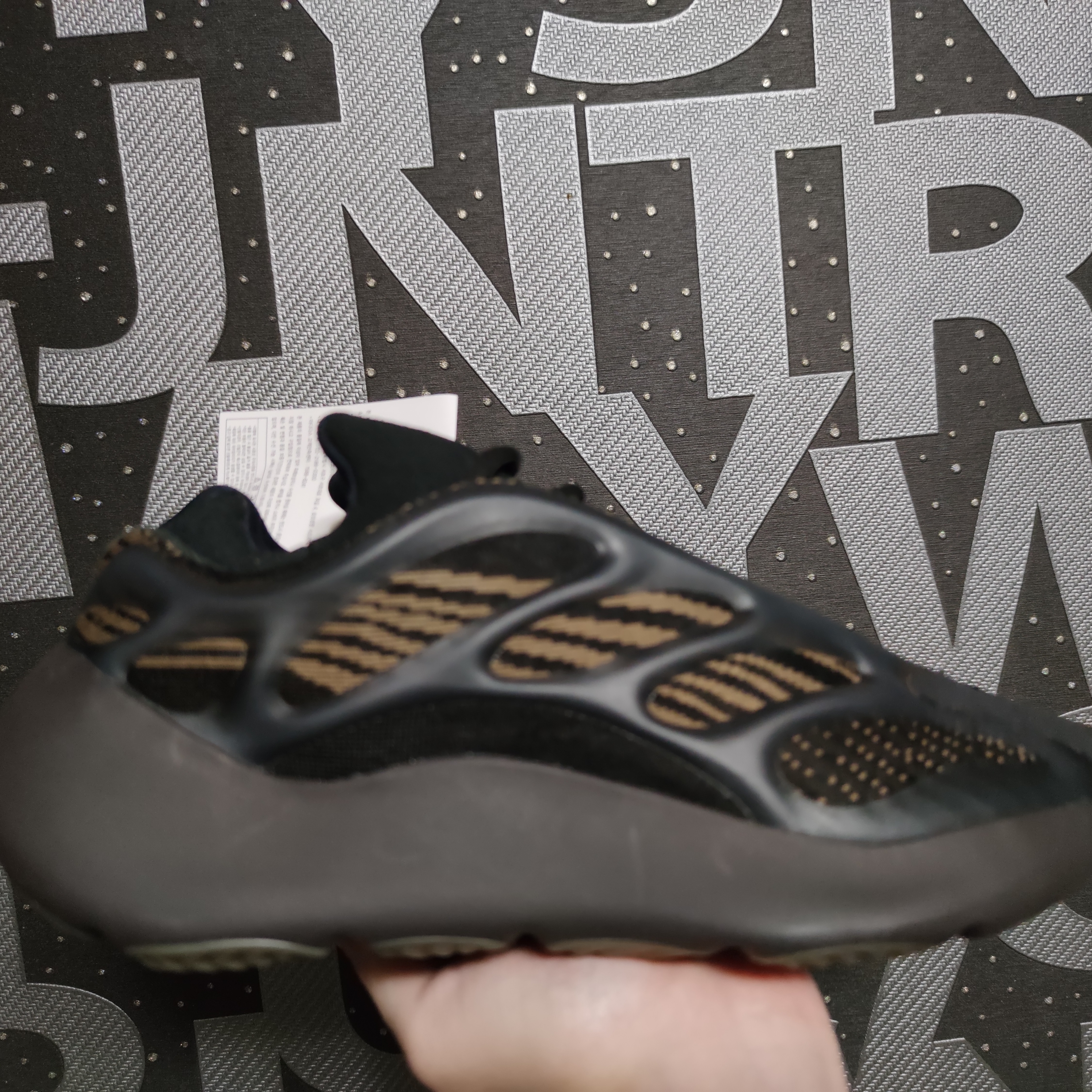 Adidas Yeezy 700 V3 Clay Brown 착용 스타일 - 2