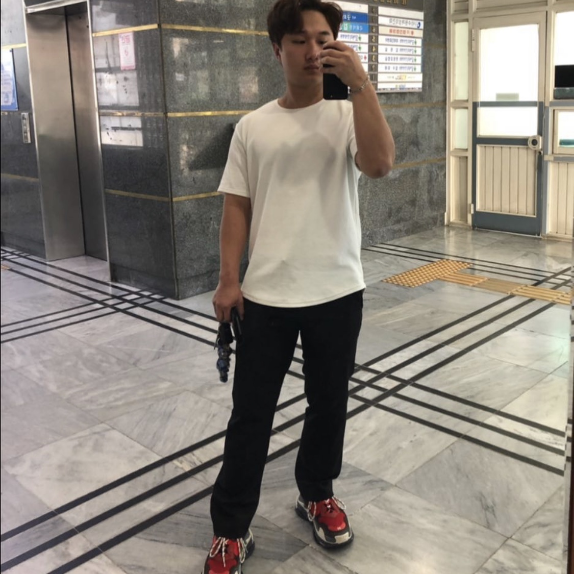 Balenciaga Triple S Red Black 2018 착용 스타일
