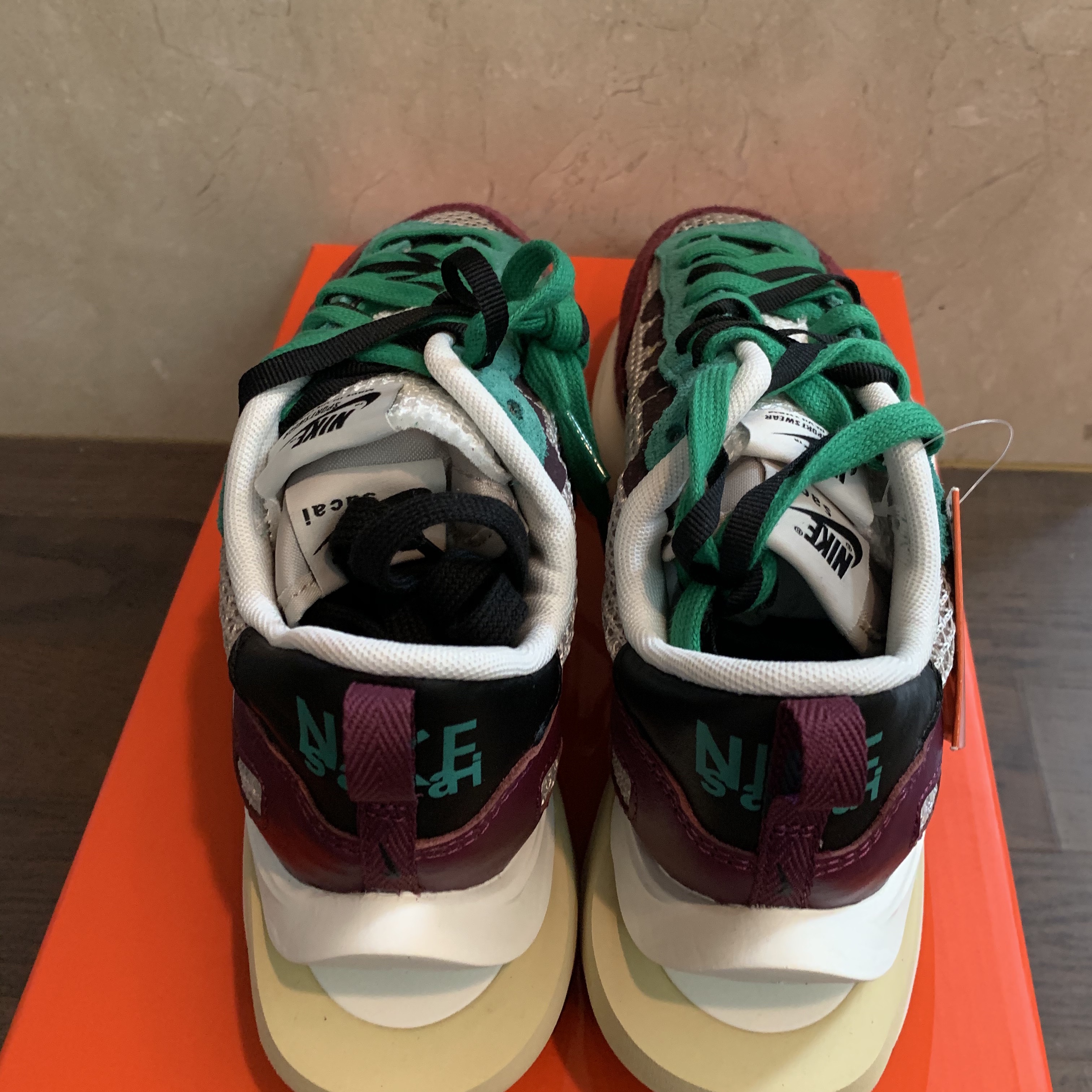 Nike x Sacai VaporWaffle String & Black Villain Red 착용 스타일 - 2