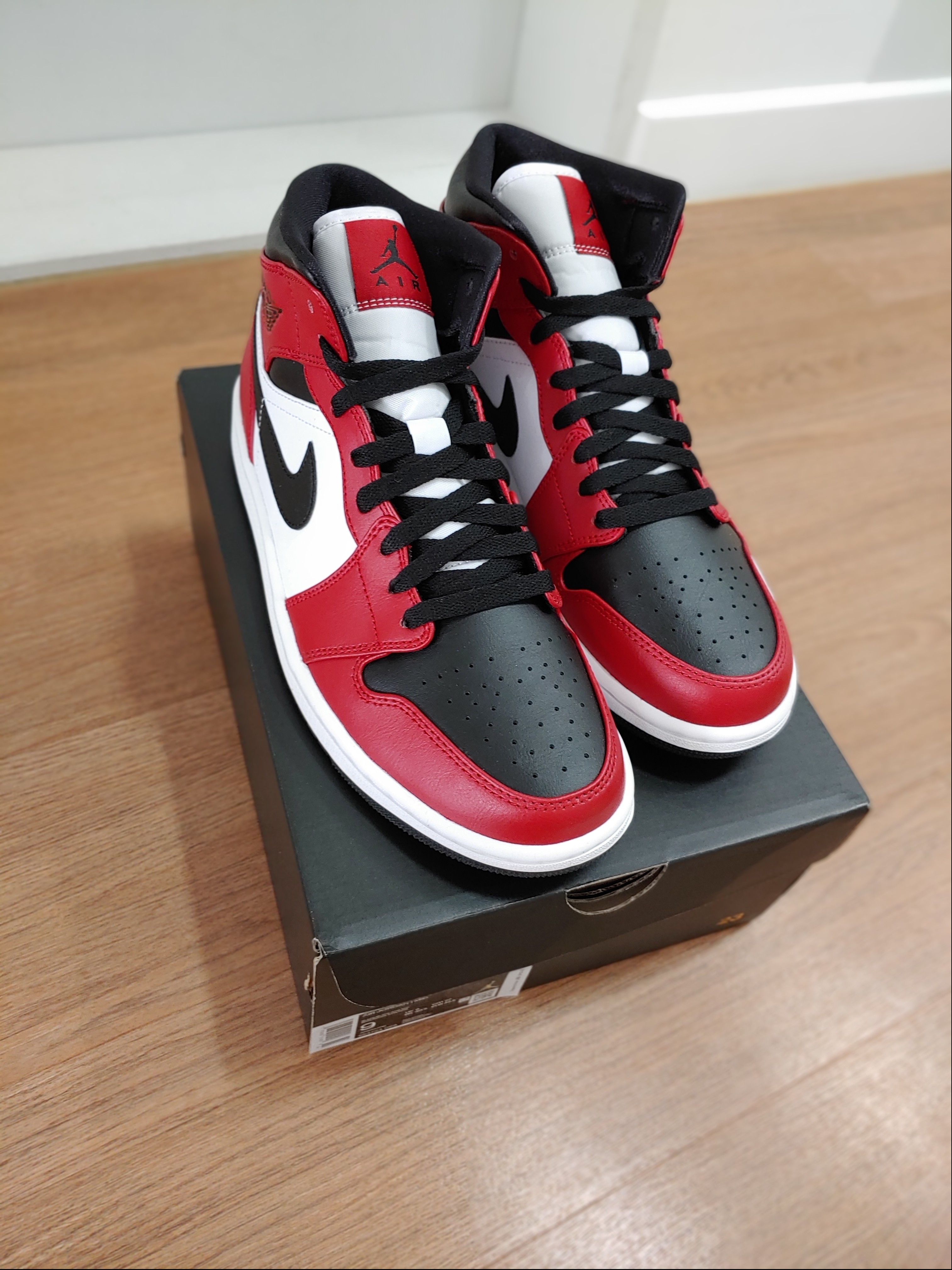 Jordan 1 Mid Chicago Black Toe 착용 스타일 - 1