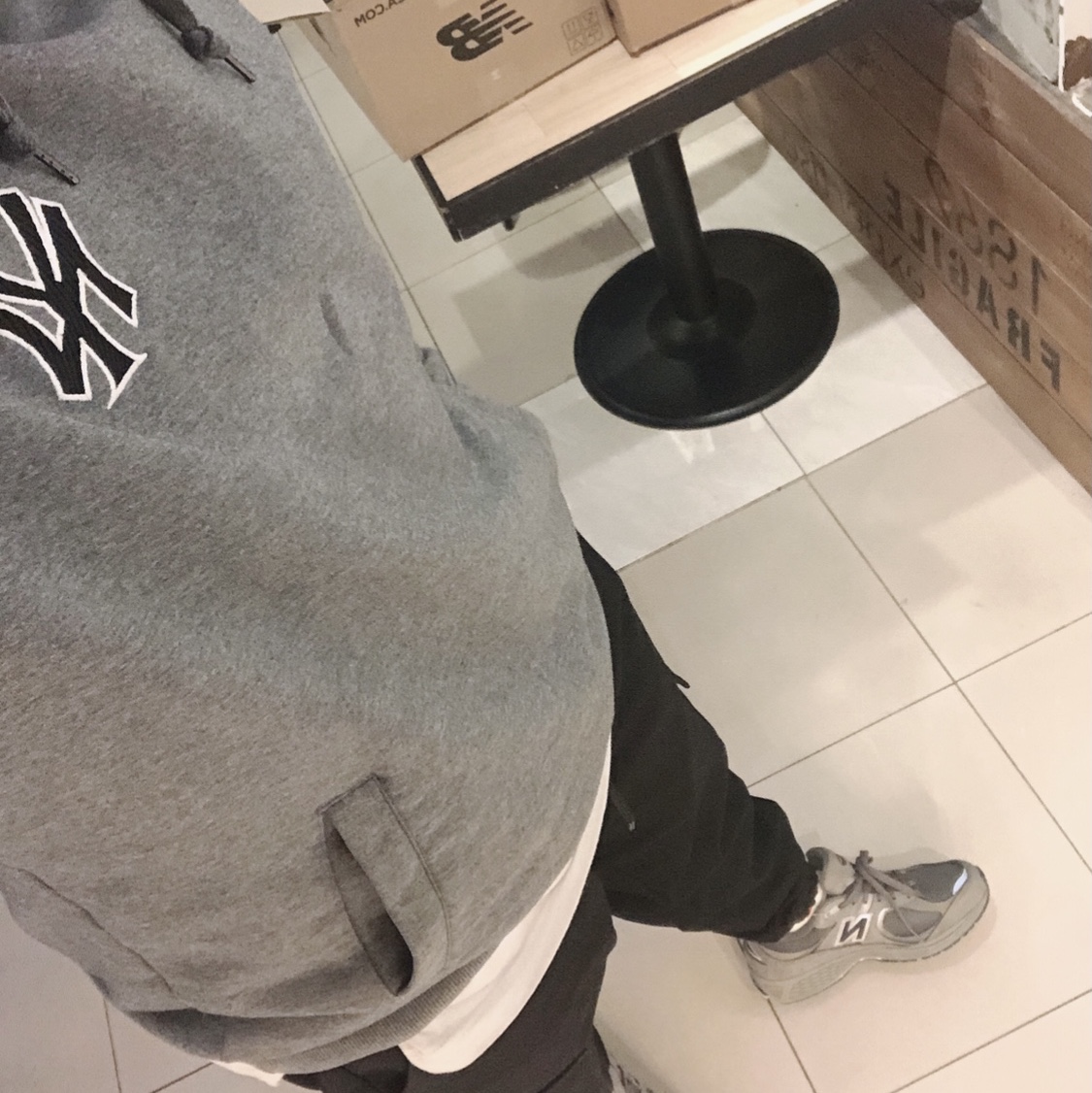 New Balance 2002R Gray 착용 스타일 - 2