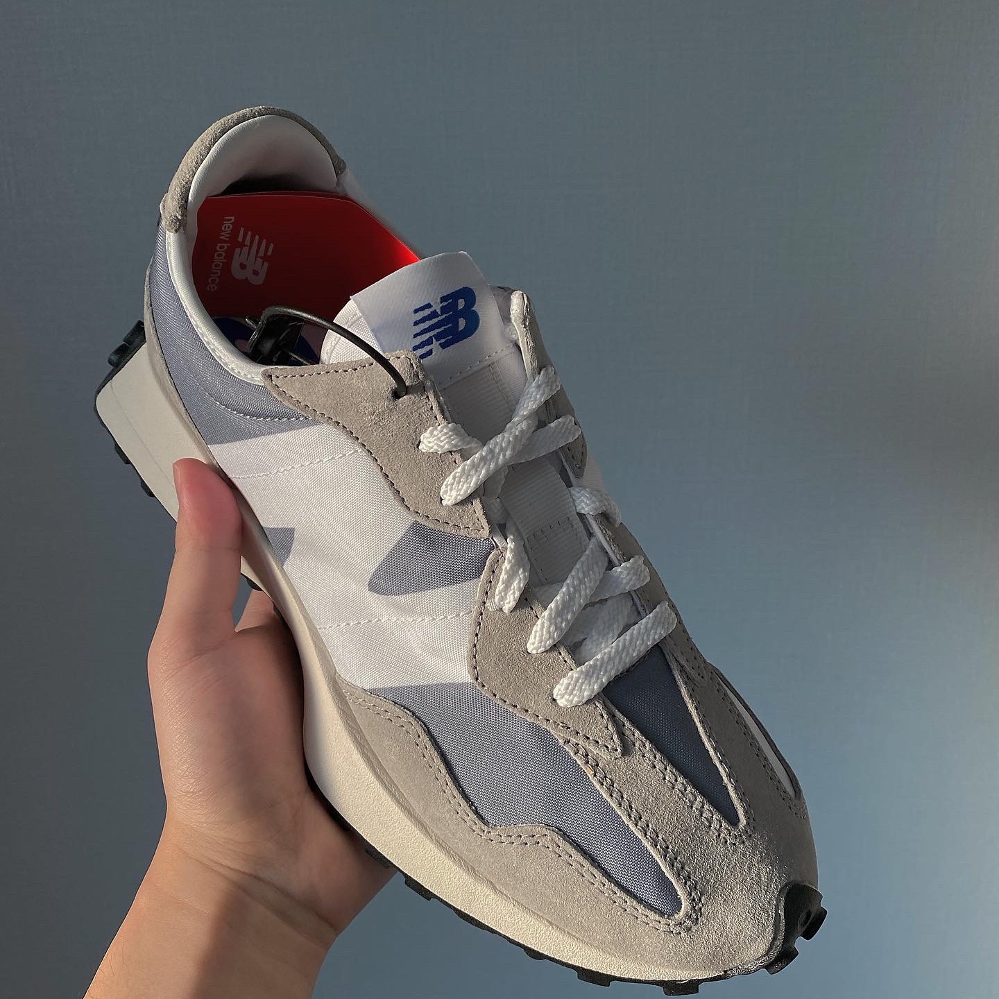 New Balance 327 Grey 착용 스타일
