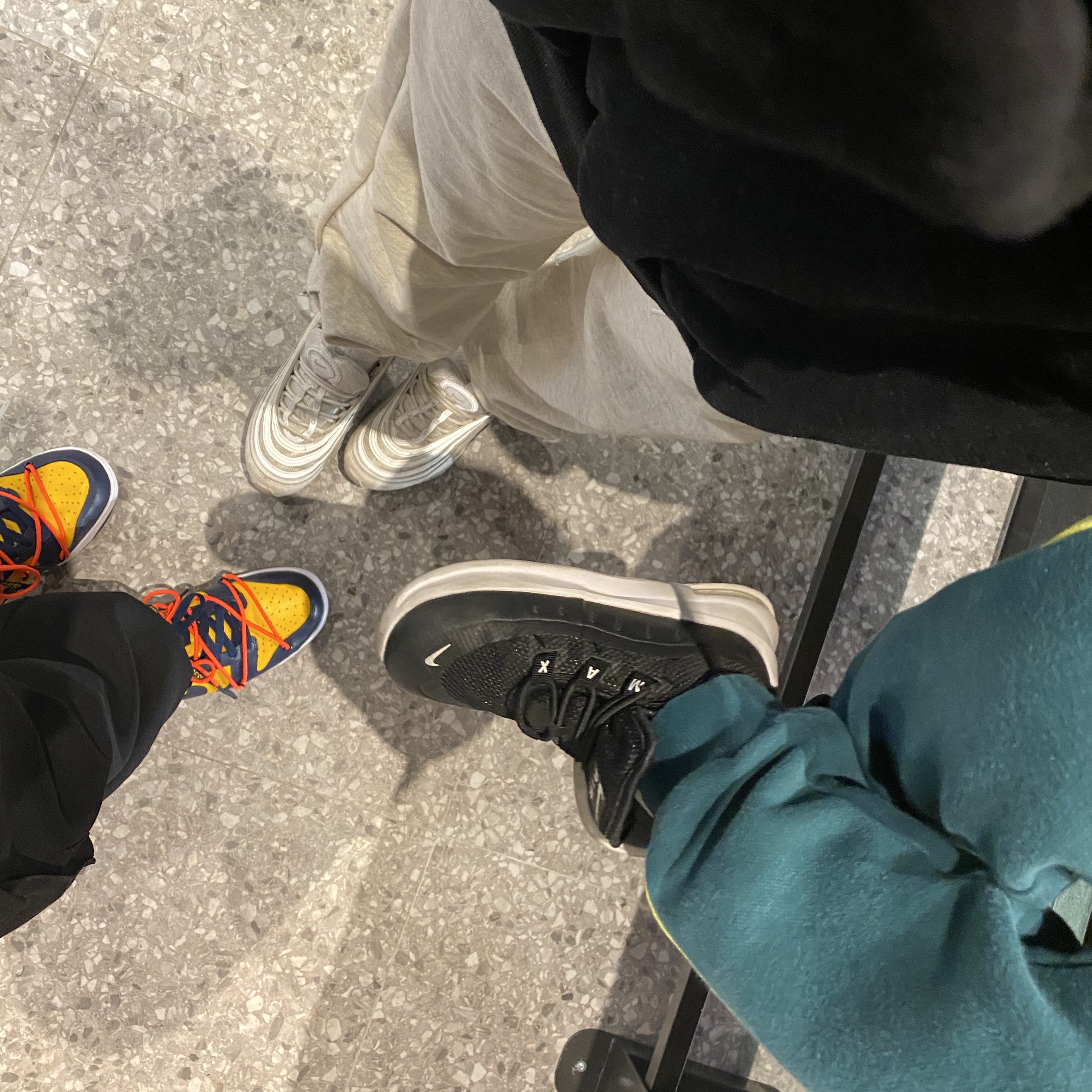 Nike x Off-White Dunk Low University Gold Midnight Navy 착용 스타일 - 2