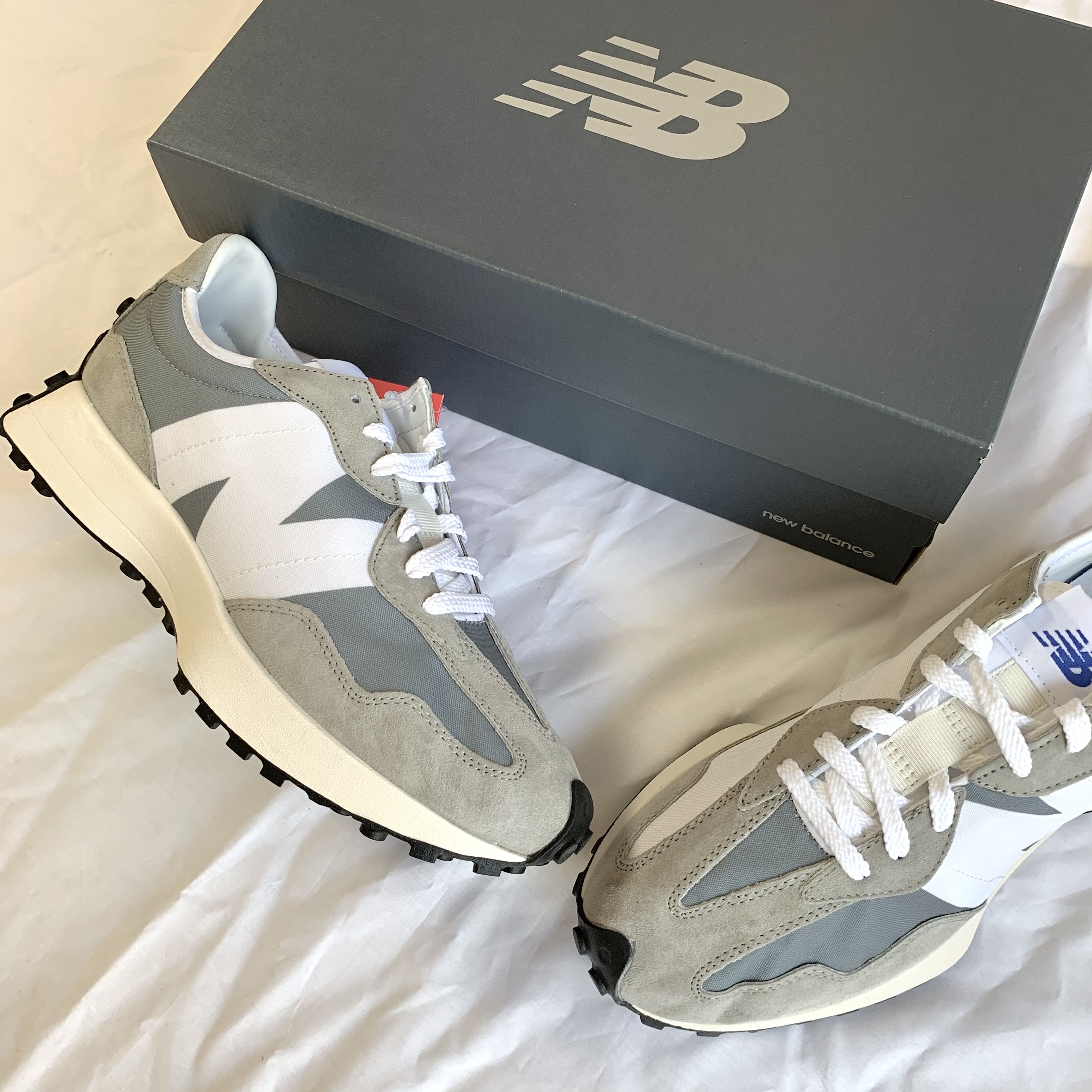 New Balance 327 Grey 착용 스타일