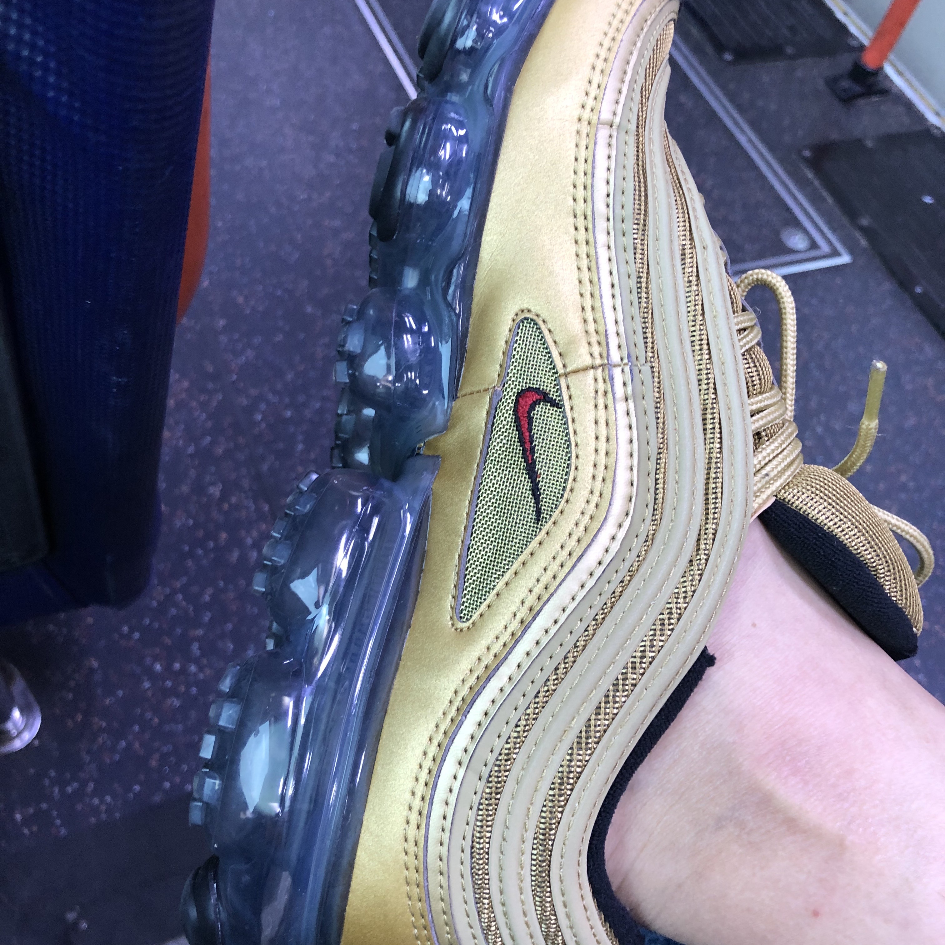 Nike Air VaporMax 97 Metallic Gold 착용 스타일 - 3