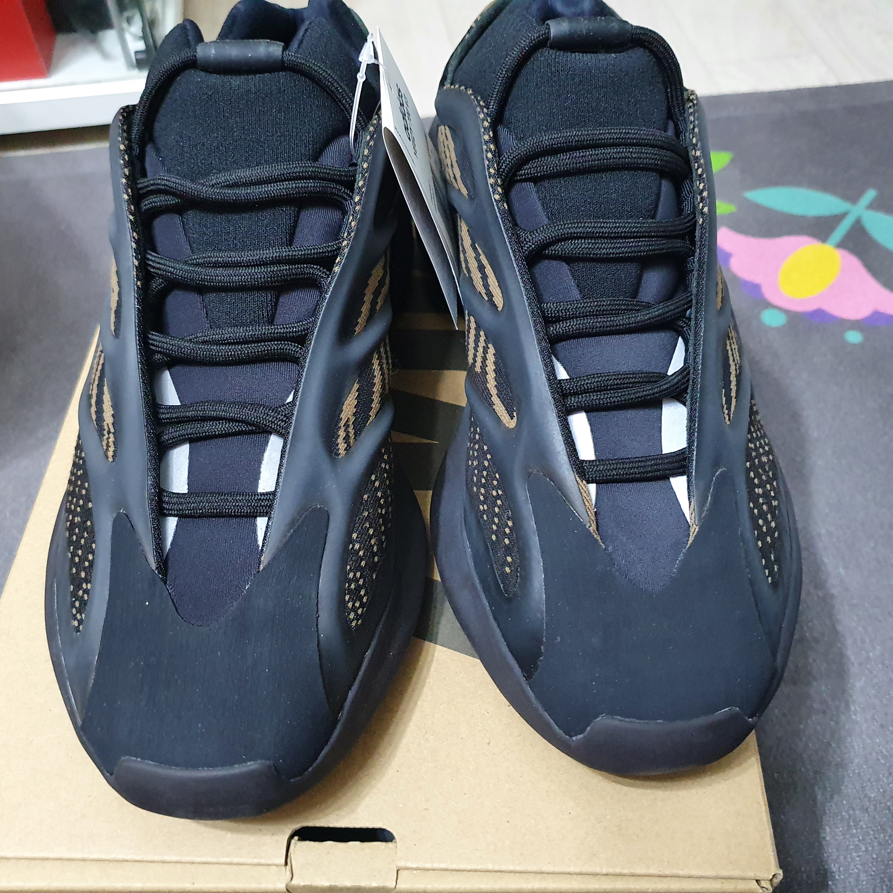 Adidas Yeezy 700 V3 Clay Brown 착용 스타일