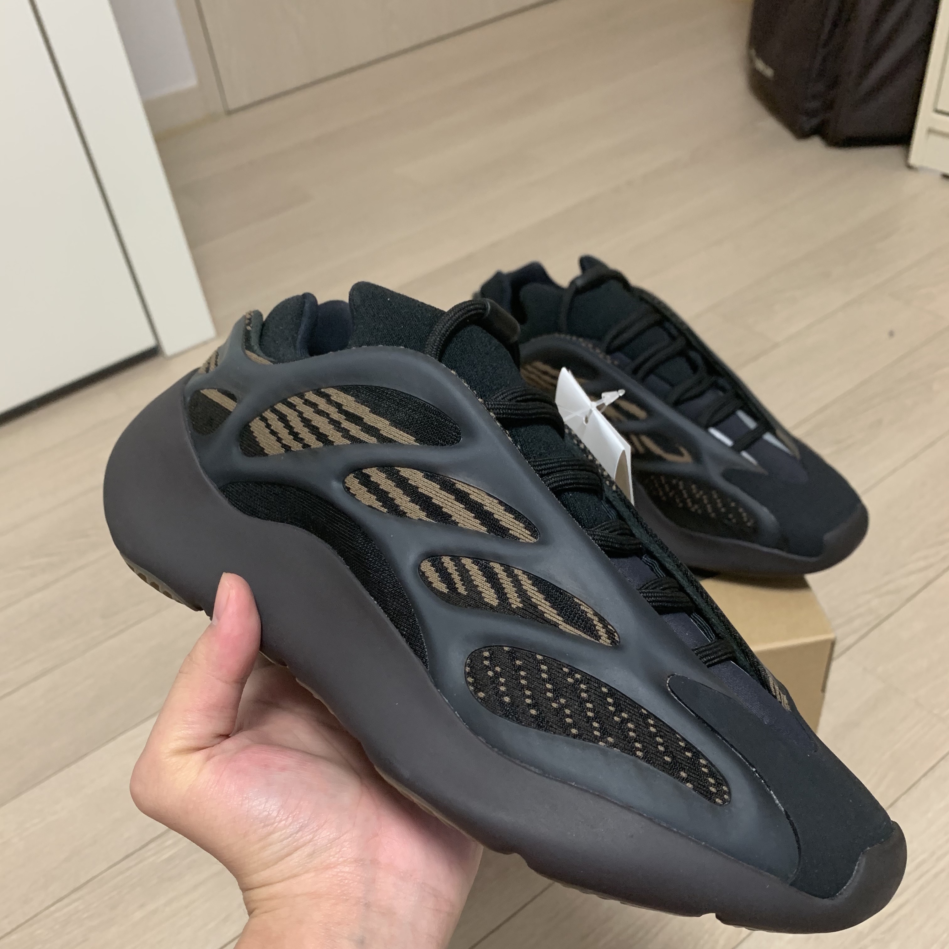 Adidas Yeezy 700 V3 Clay Brown 착용 스타일