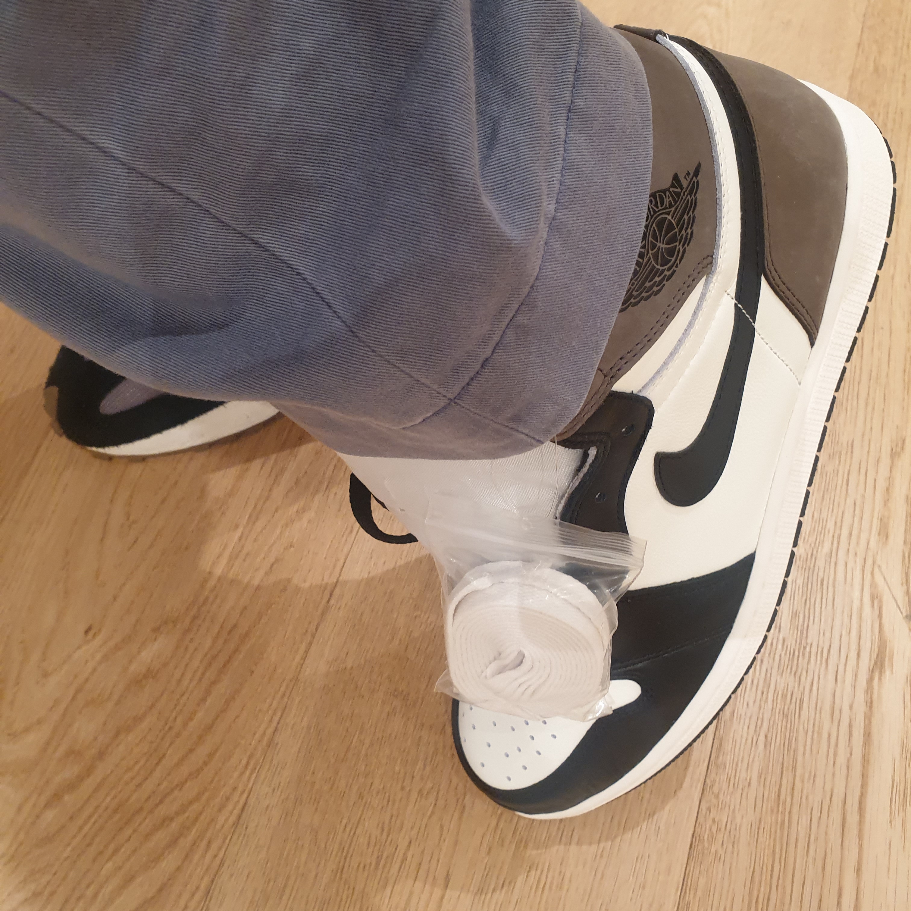 Jordan 1 Retro High OG Black Mocha 착용 스타일 - 1