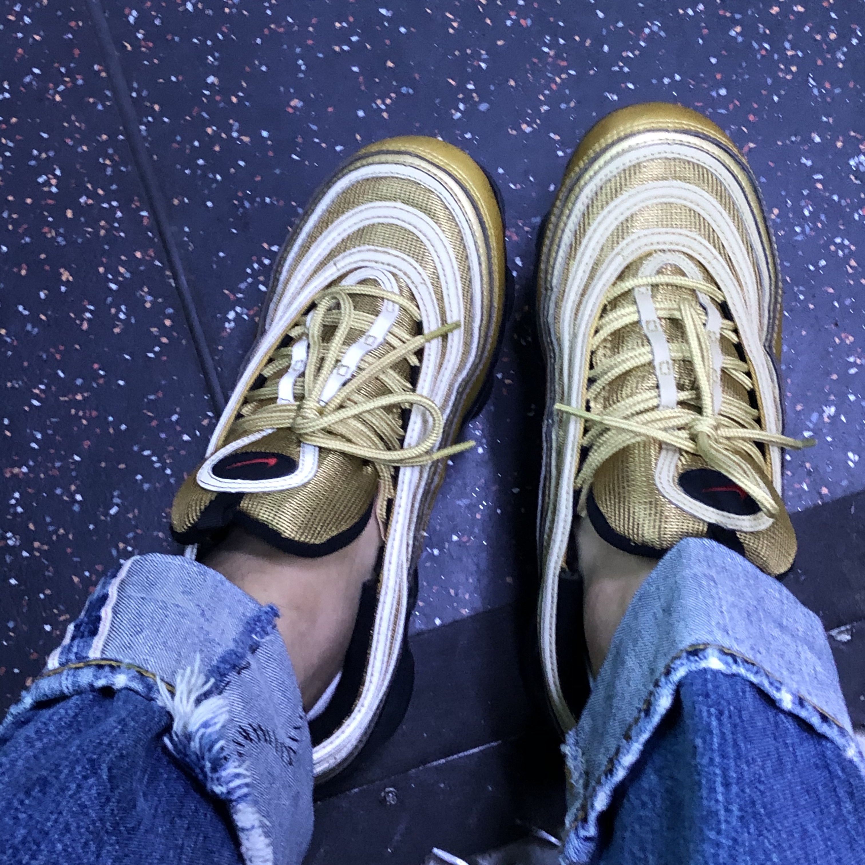Nike Air VaporMax 97 Metallic Gold 착용 스타일 - 2