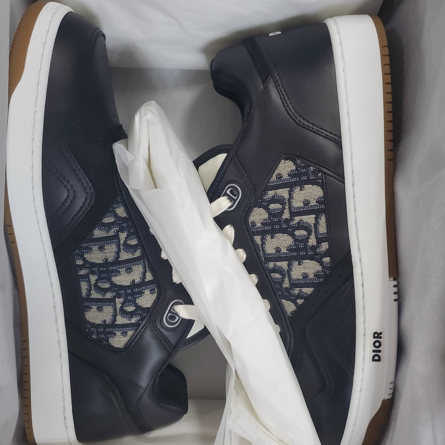 Dior B27 Mid-Top Sneakers Gray 착용 스타일 - 3
